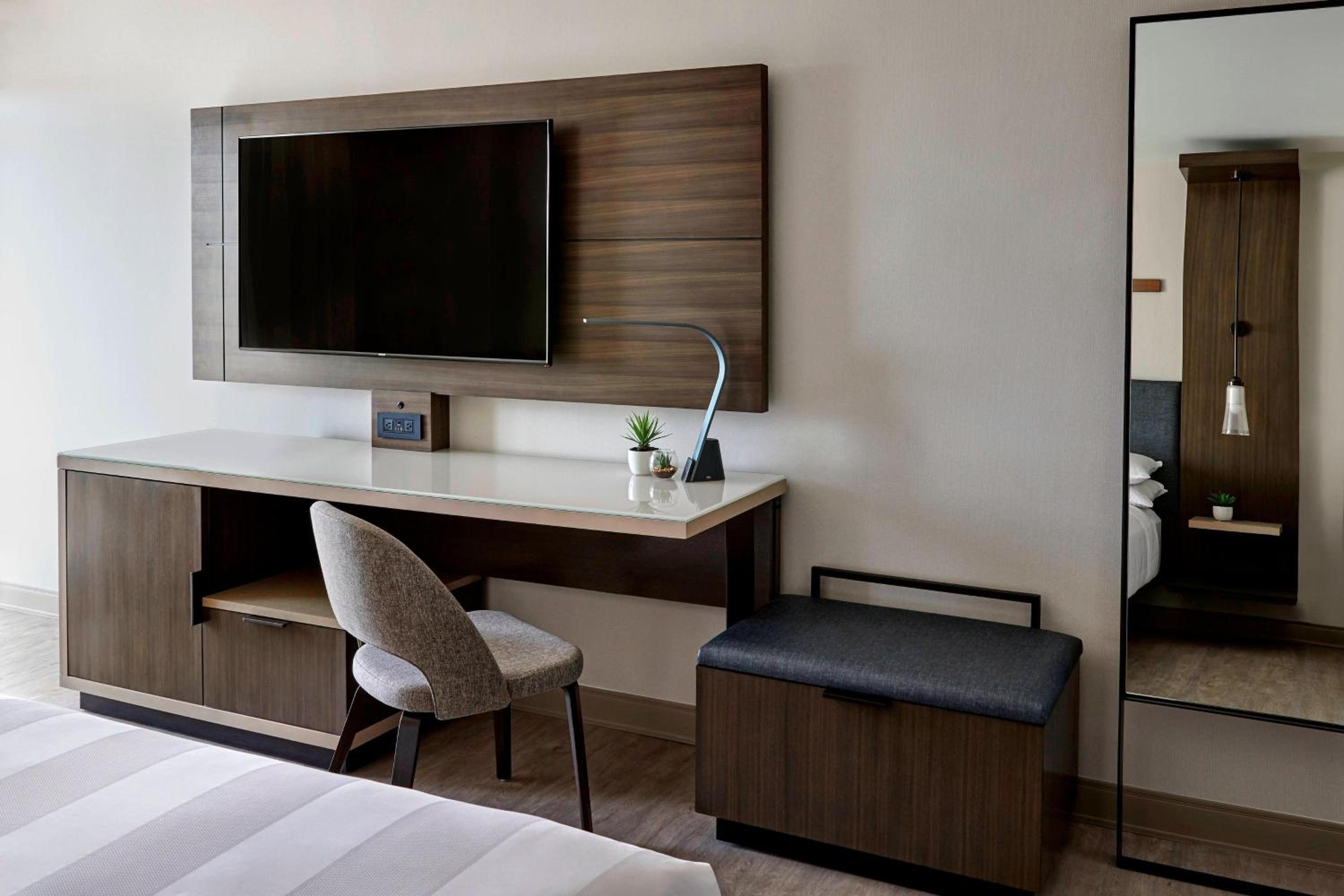 Standard 1 King Bed - Photo 4