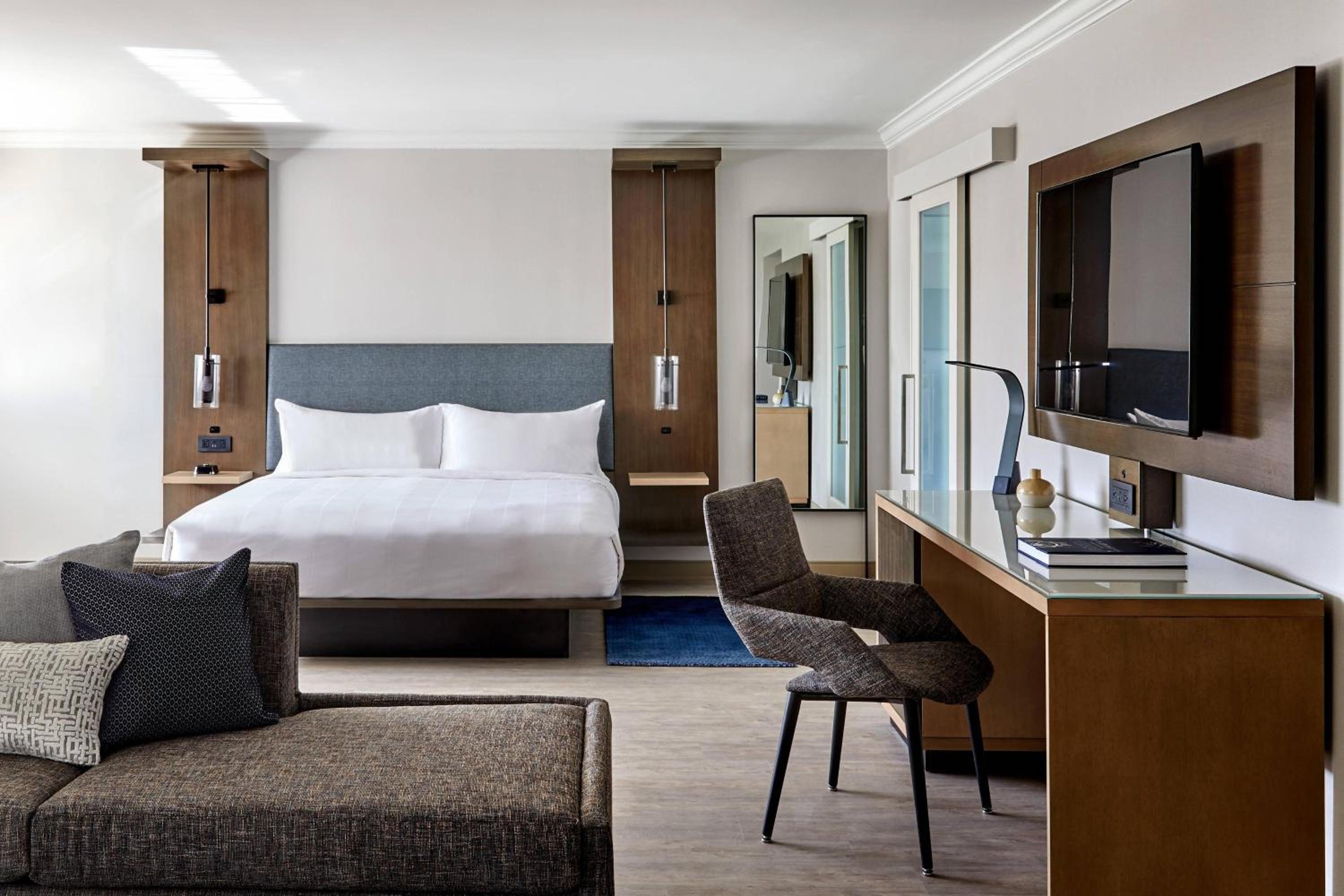 King Studio Suite with Sofa Bed - Photo 6