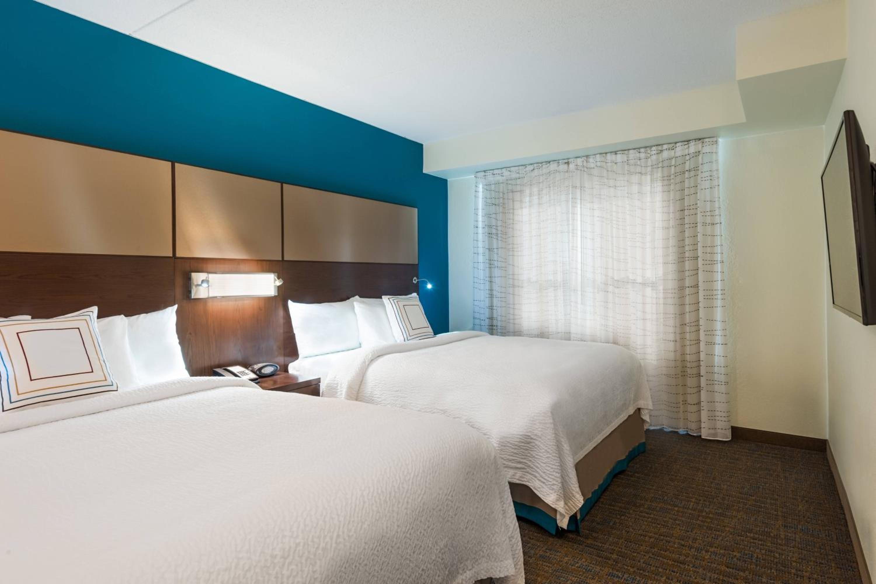 One-Bedroom Suite - Photo 4