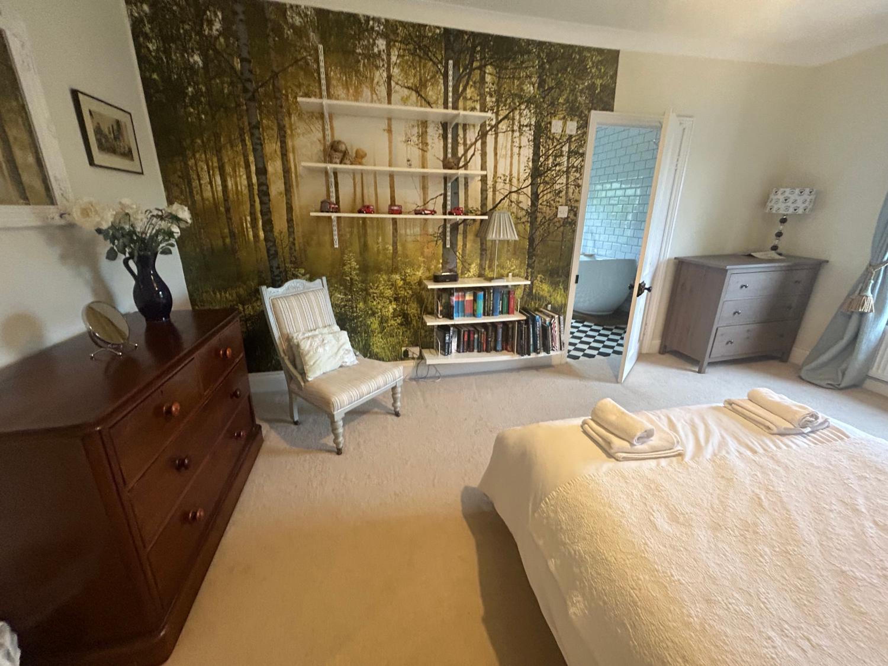 Five-Bedroom House photo 1