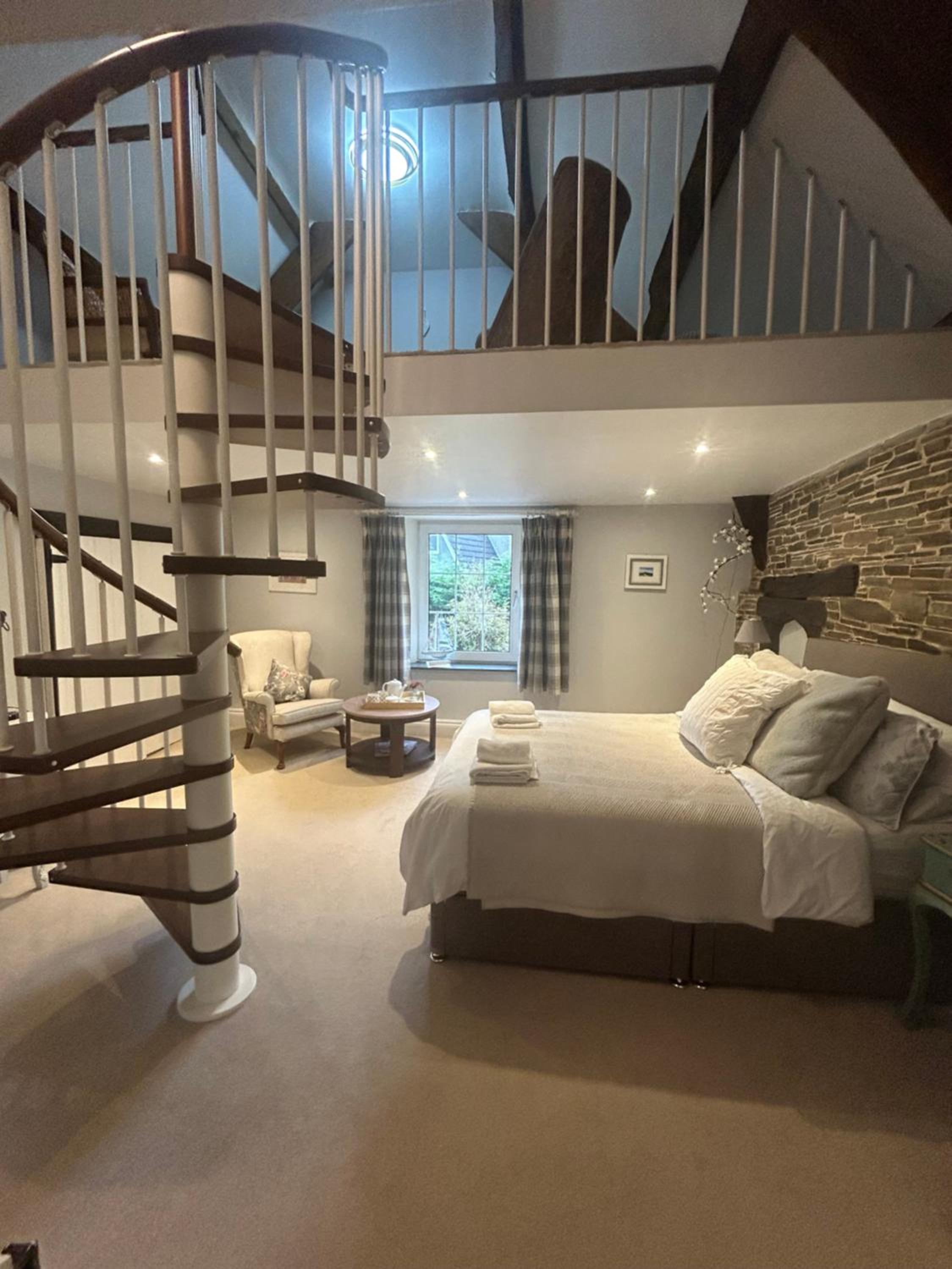 Five-Bedroom House photo 3