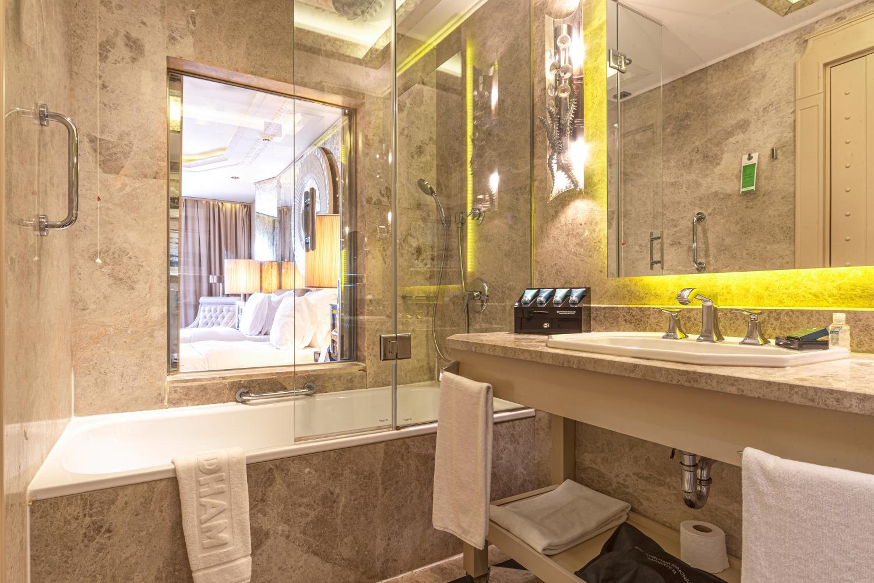 Deluxe King Room with City View - Photo 13