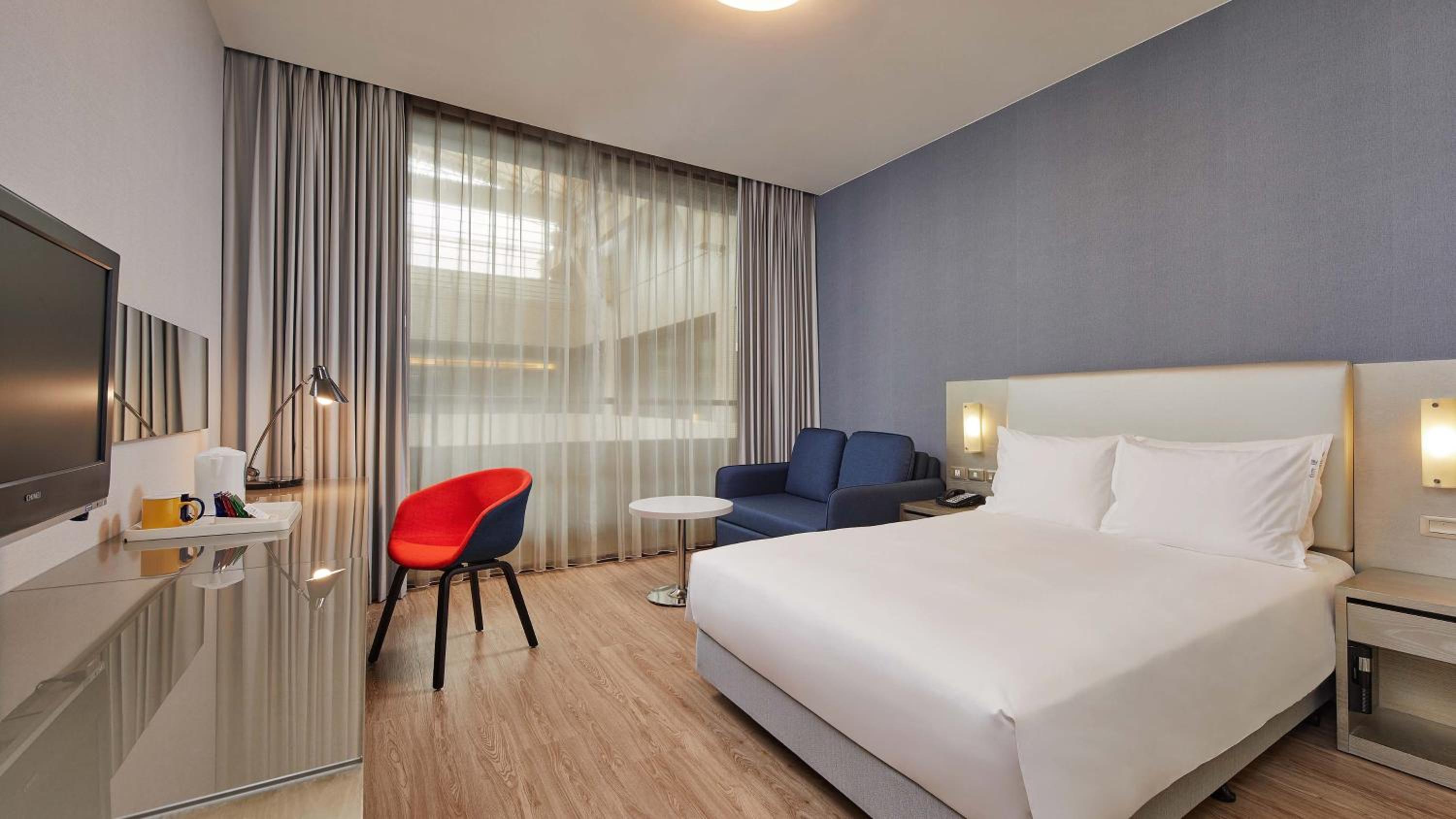 Standard Queen Room - Photo 8