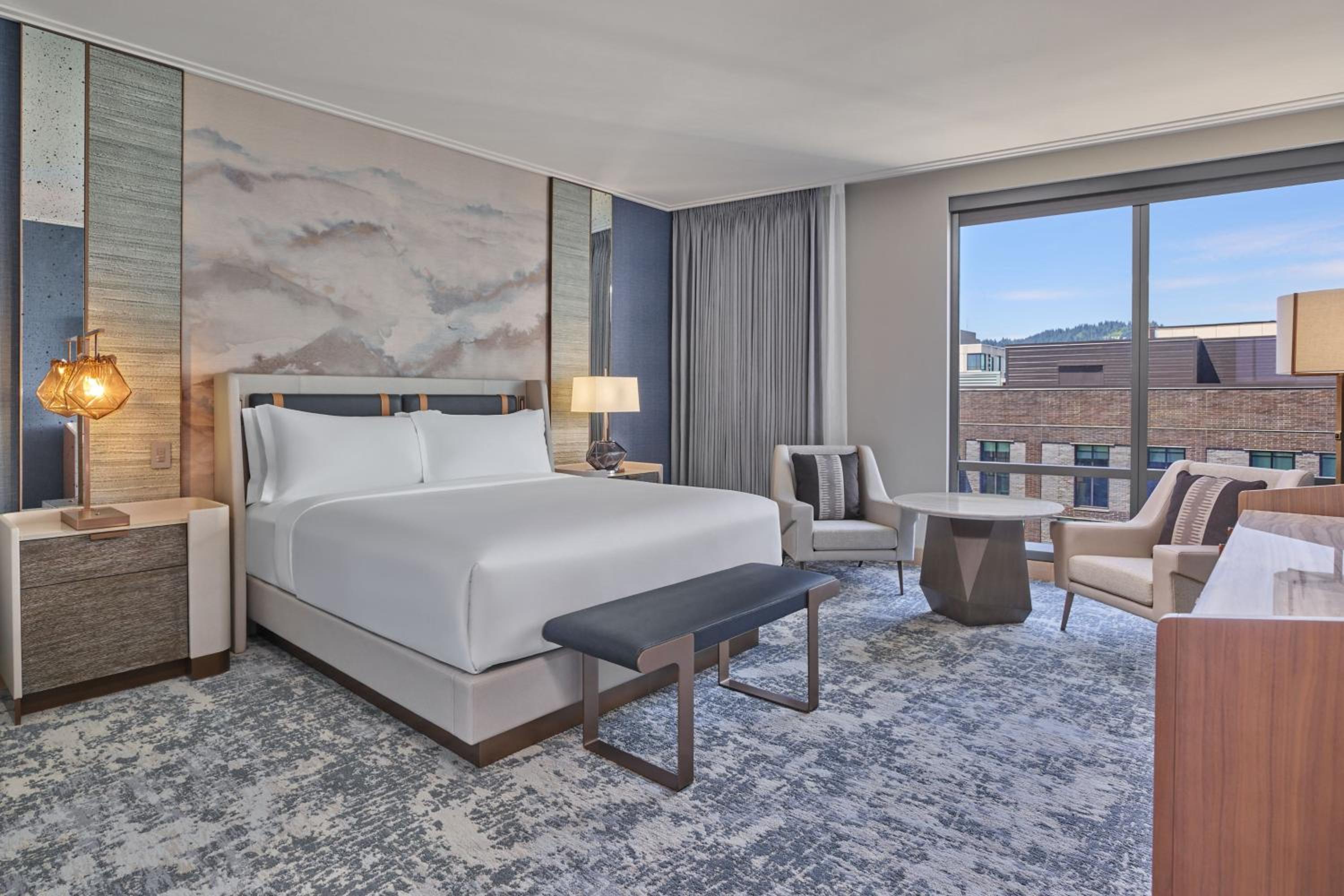 California Deluxe King Room with Tub - Mobility Accessible  - Photo 1