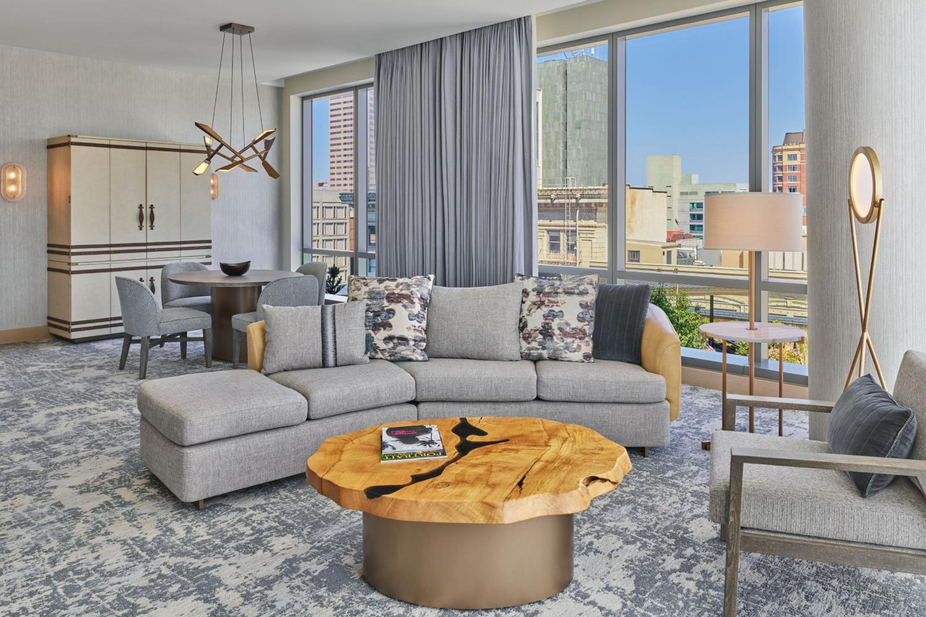 One-Bedroom Executive Suite with Adapted Tub and Club Lounge Access - Mobility Accessible
