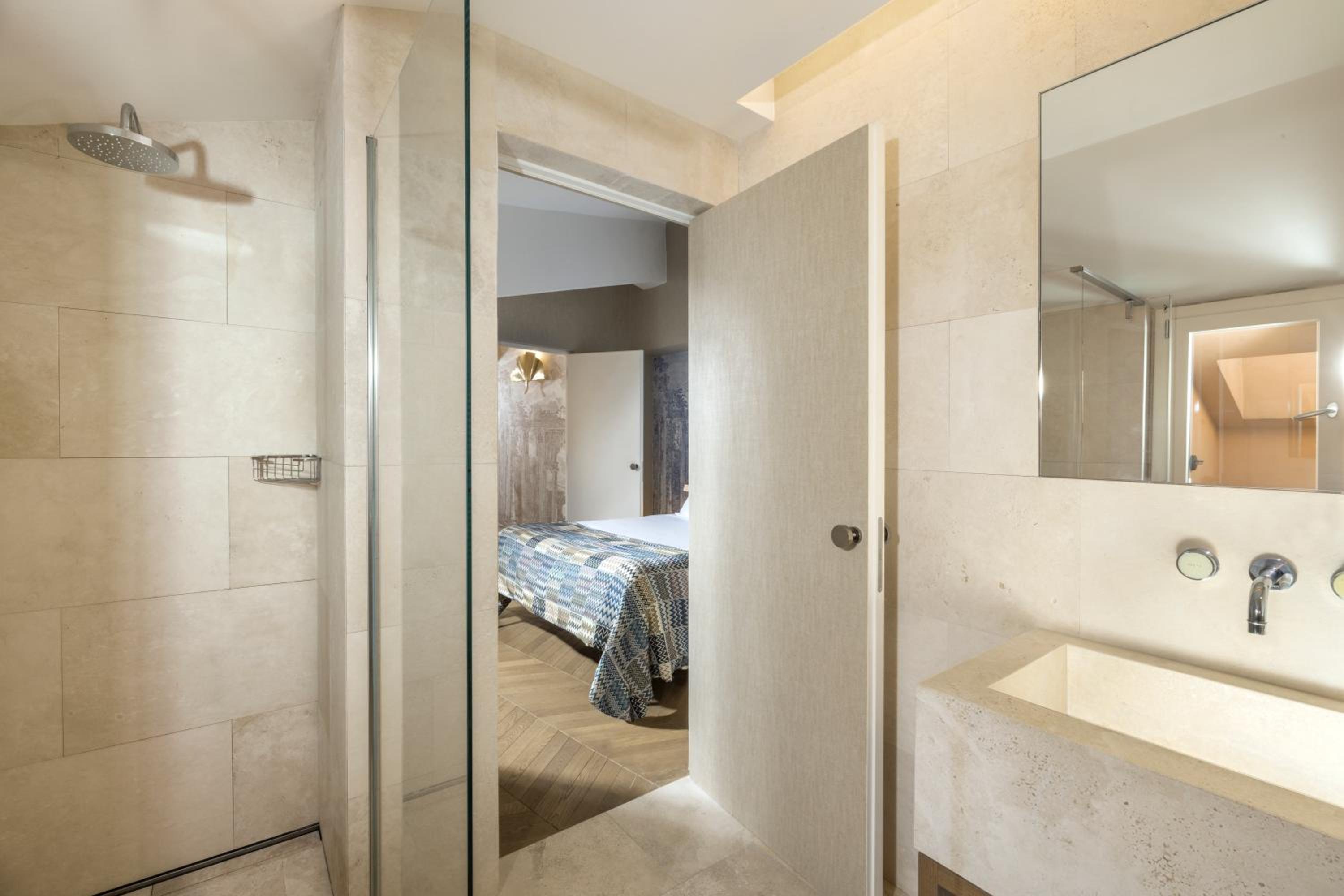 Suite with Balcony thumbnail 6
