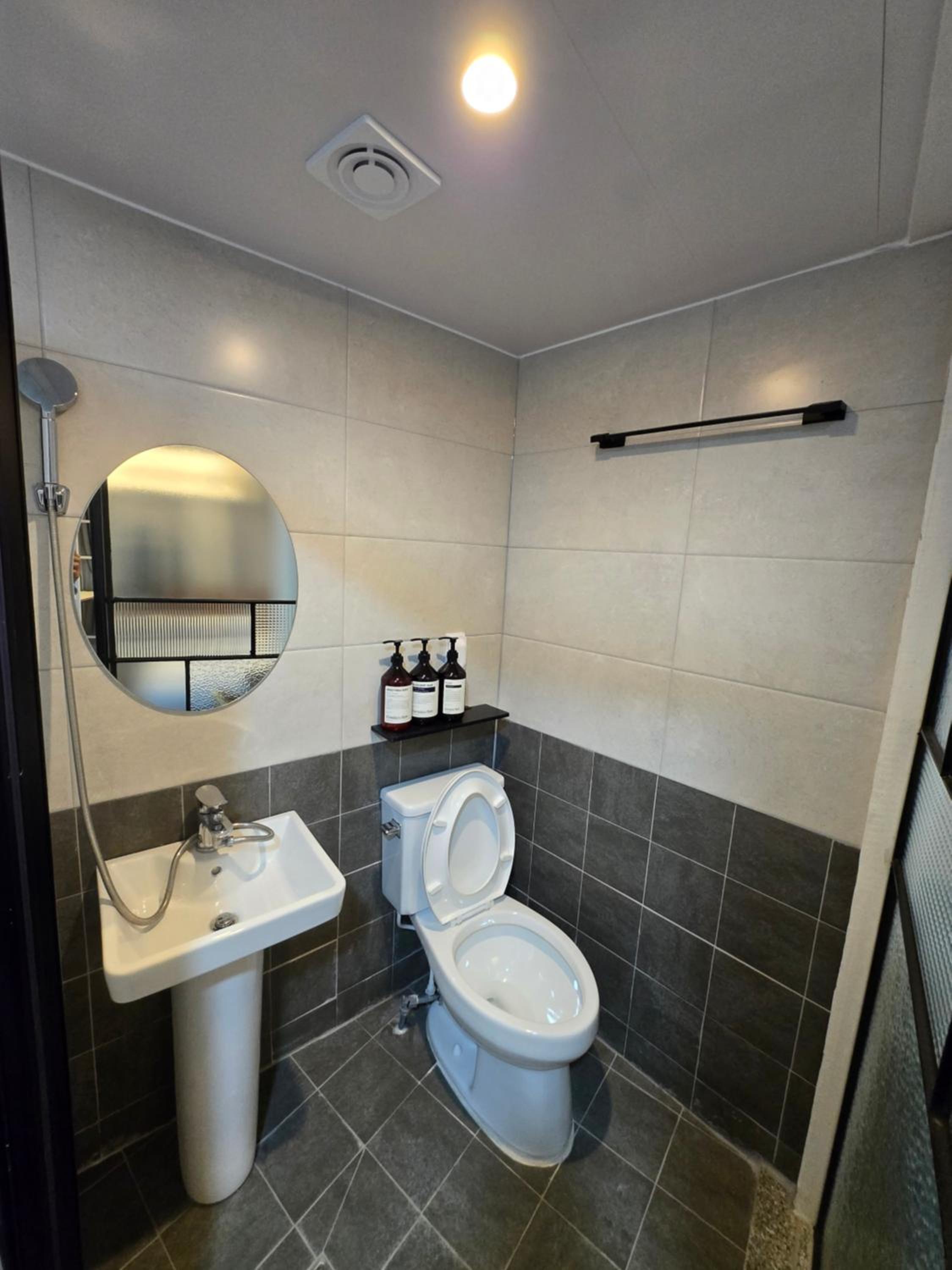 Twin Room with Private Bathroom - Photo 15