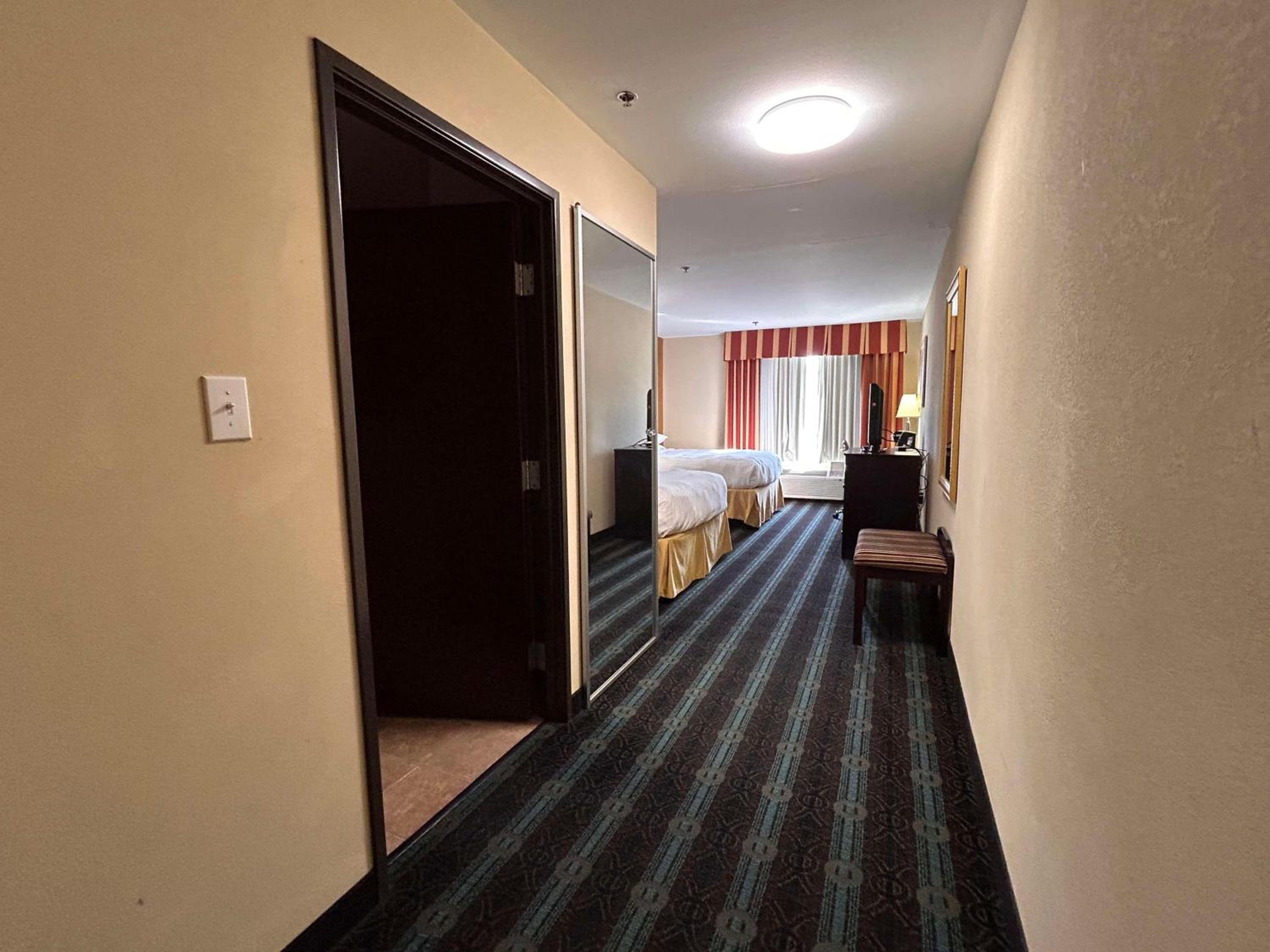 Queen Suite with Two Queen Beds - Non-Smoking photo 1