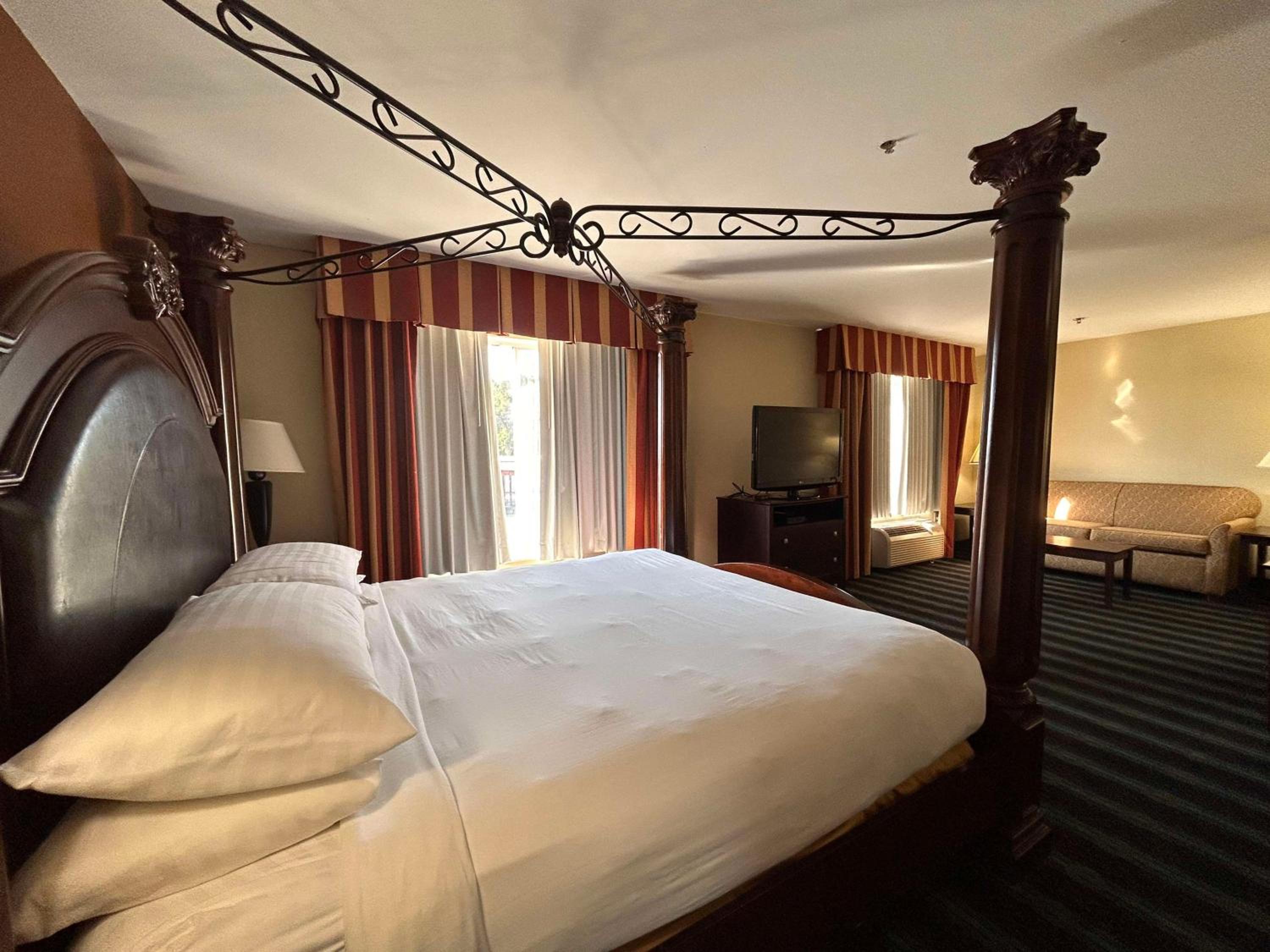 King Suite with Whirlpool - Non-Smoking photo 2