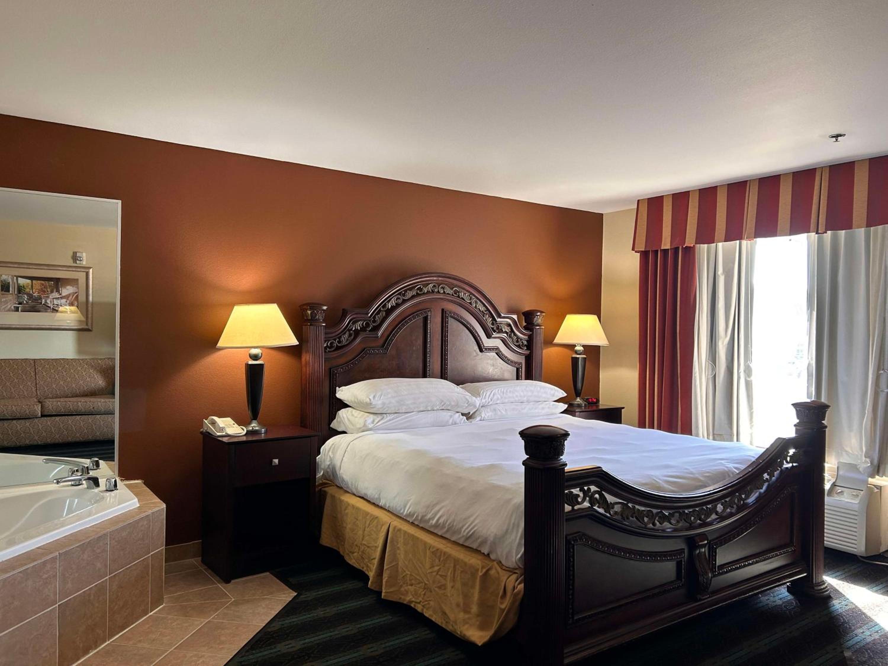 King Suite with Whirlpool - Non-Smoking photo 3