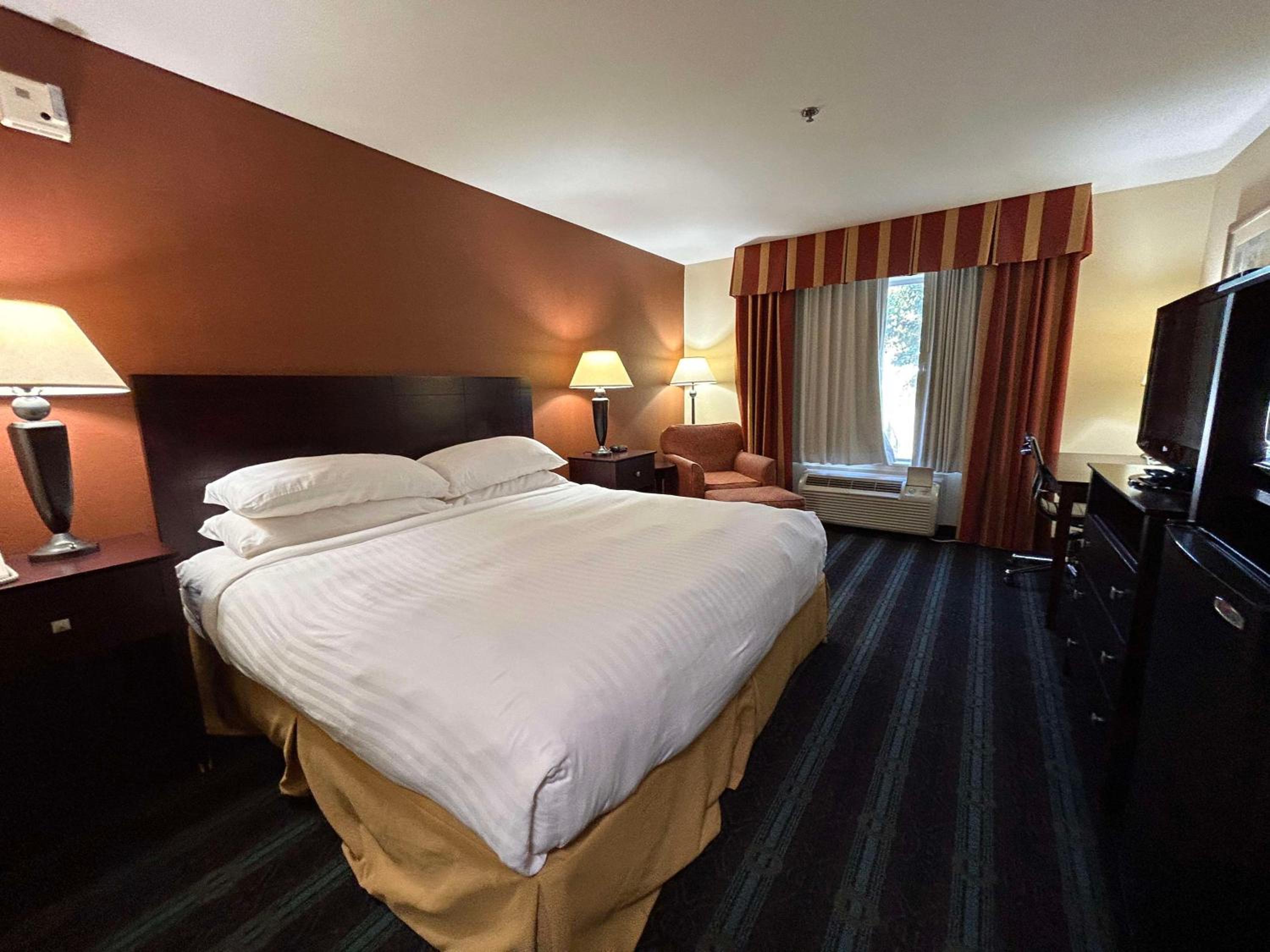 King Room with Roll-In Shower - Disability Access photo 2