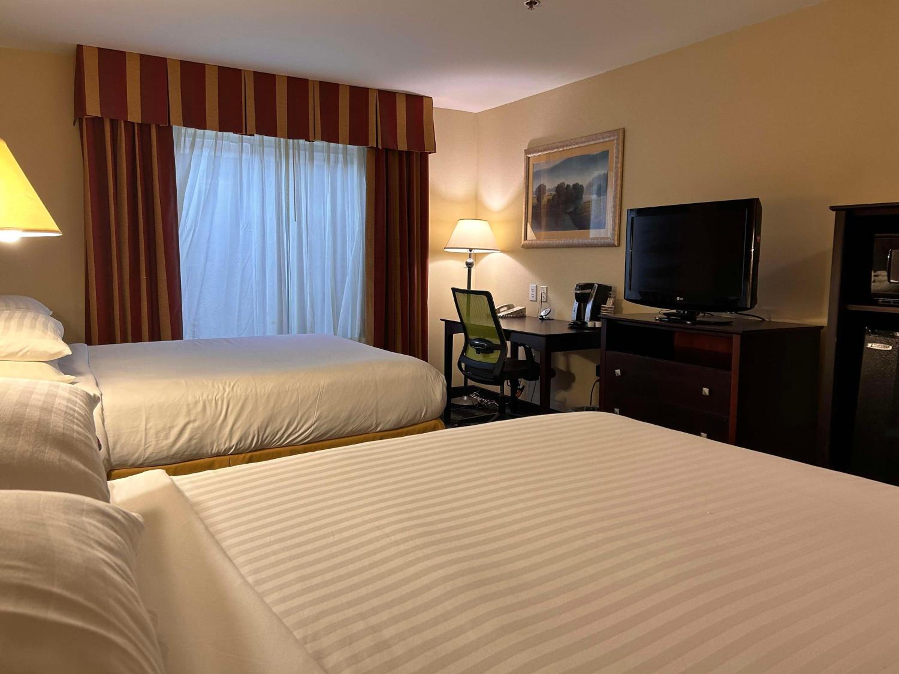 Double Room with Two Double Beds and Bath Tub - Mobility Access photo 1