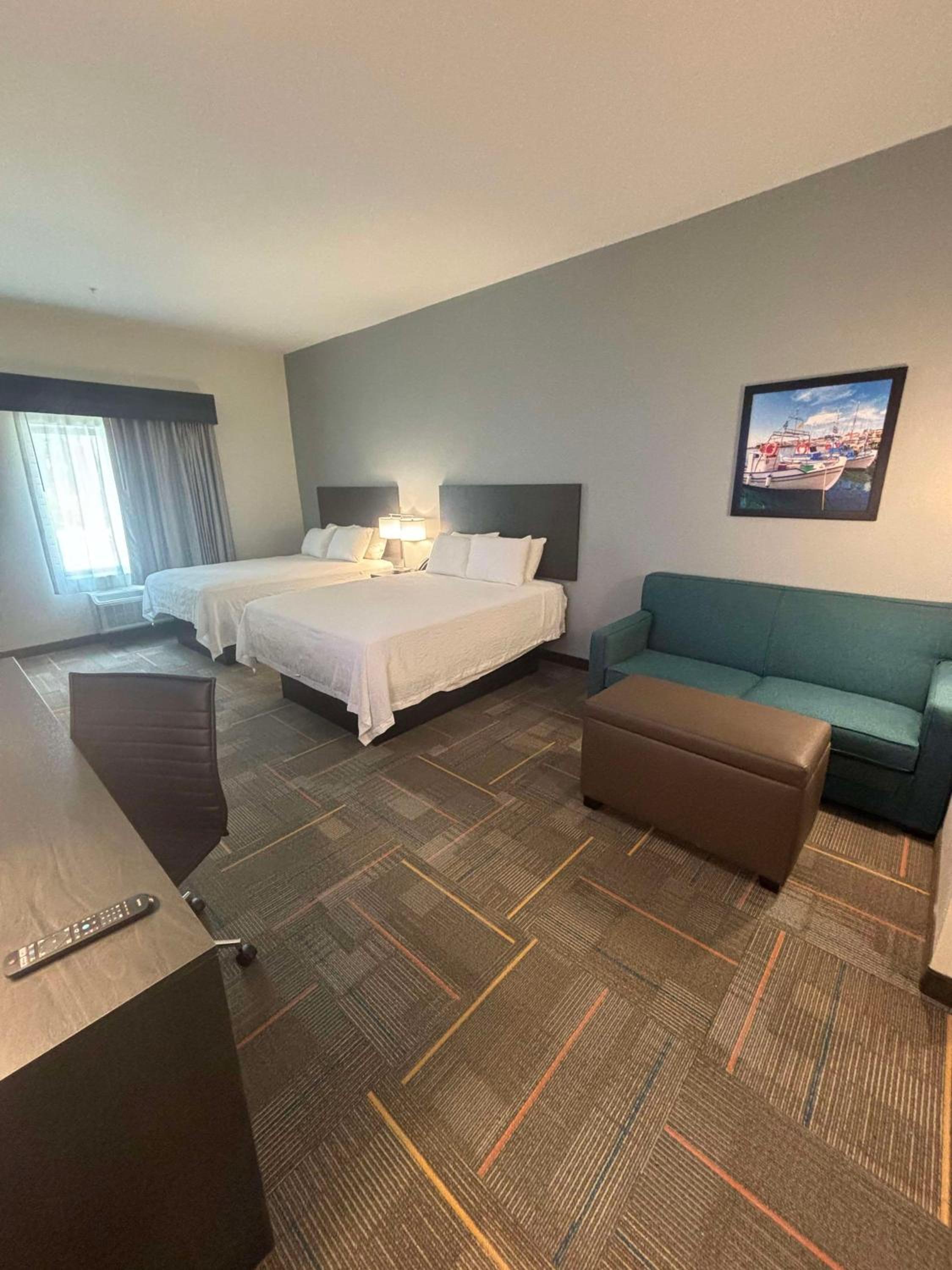Queen Suite with Two Queen Beds - Non-Smoking - Photo 1