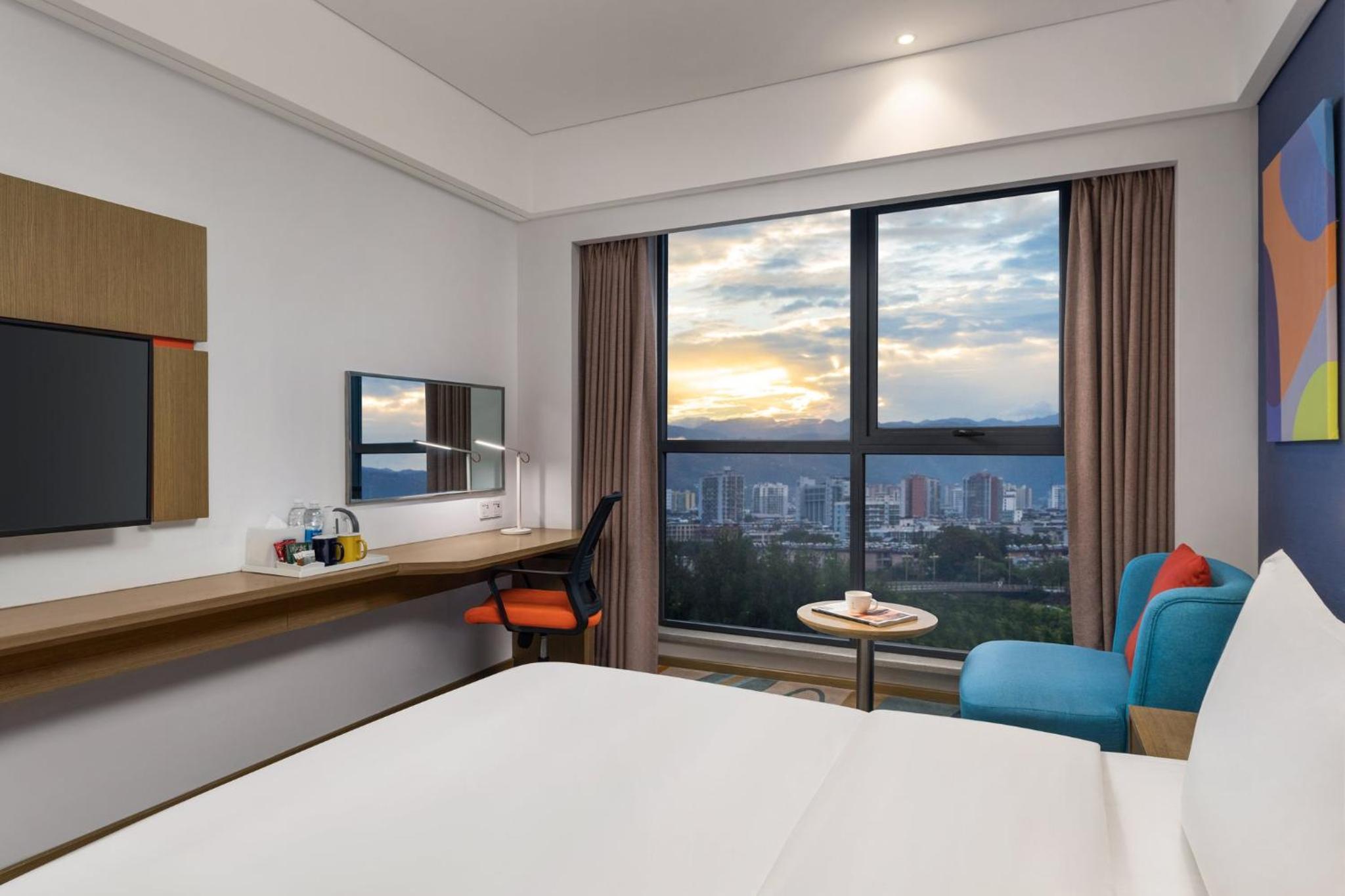 Standard King Room with Sunrise View - High-Floor/Smoking - Photo 3