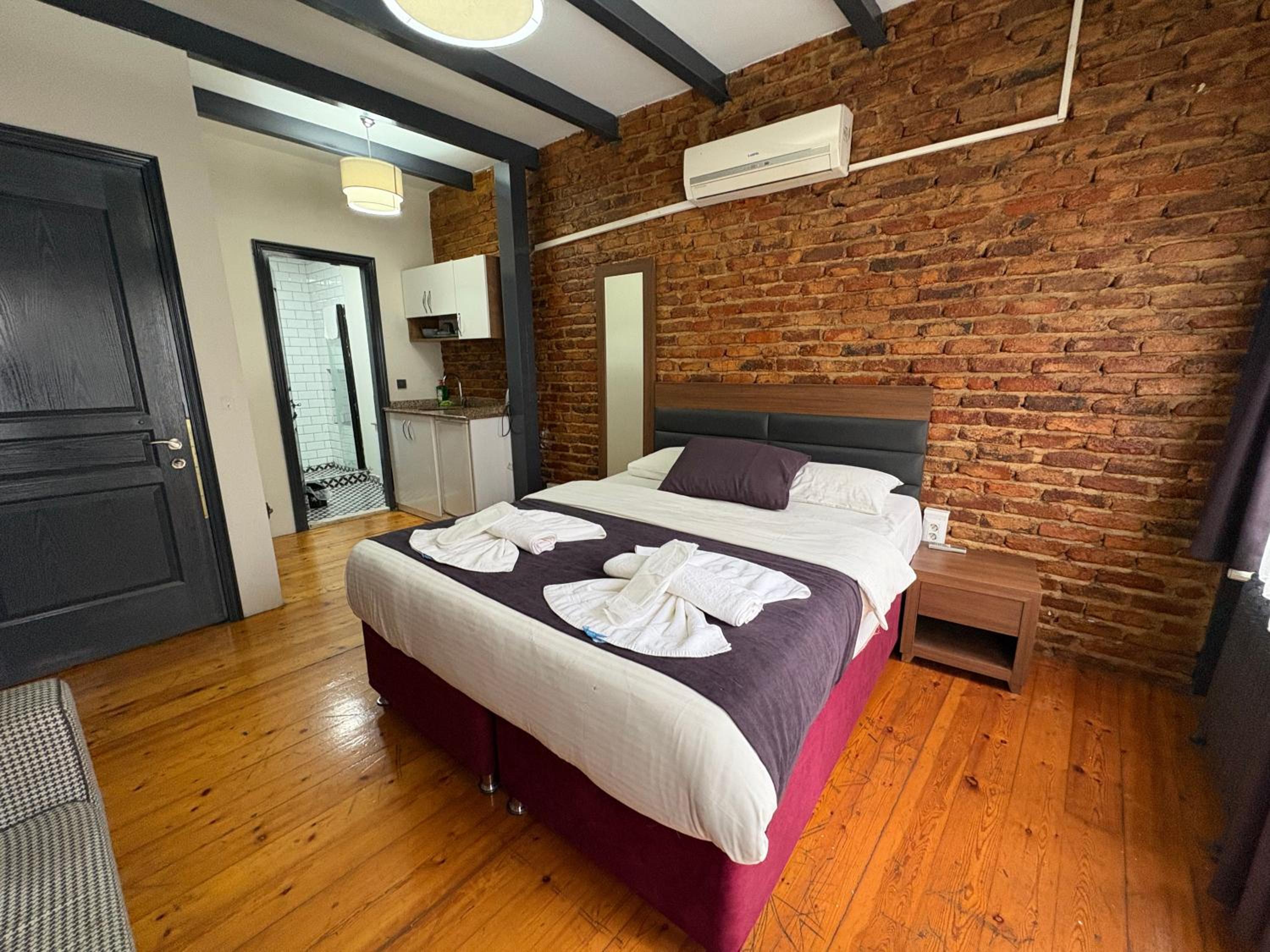 Deluxe Studio