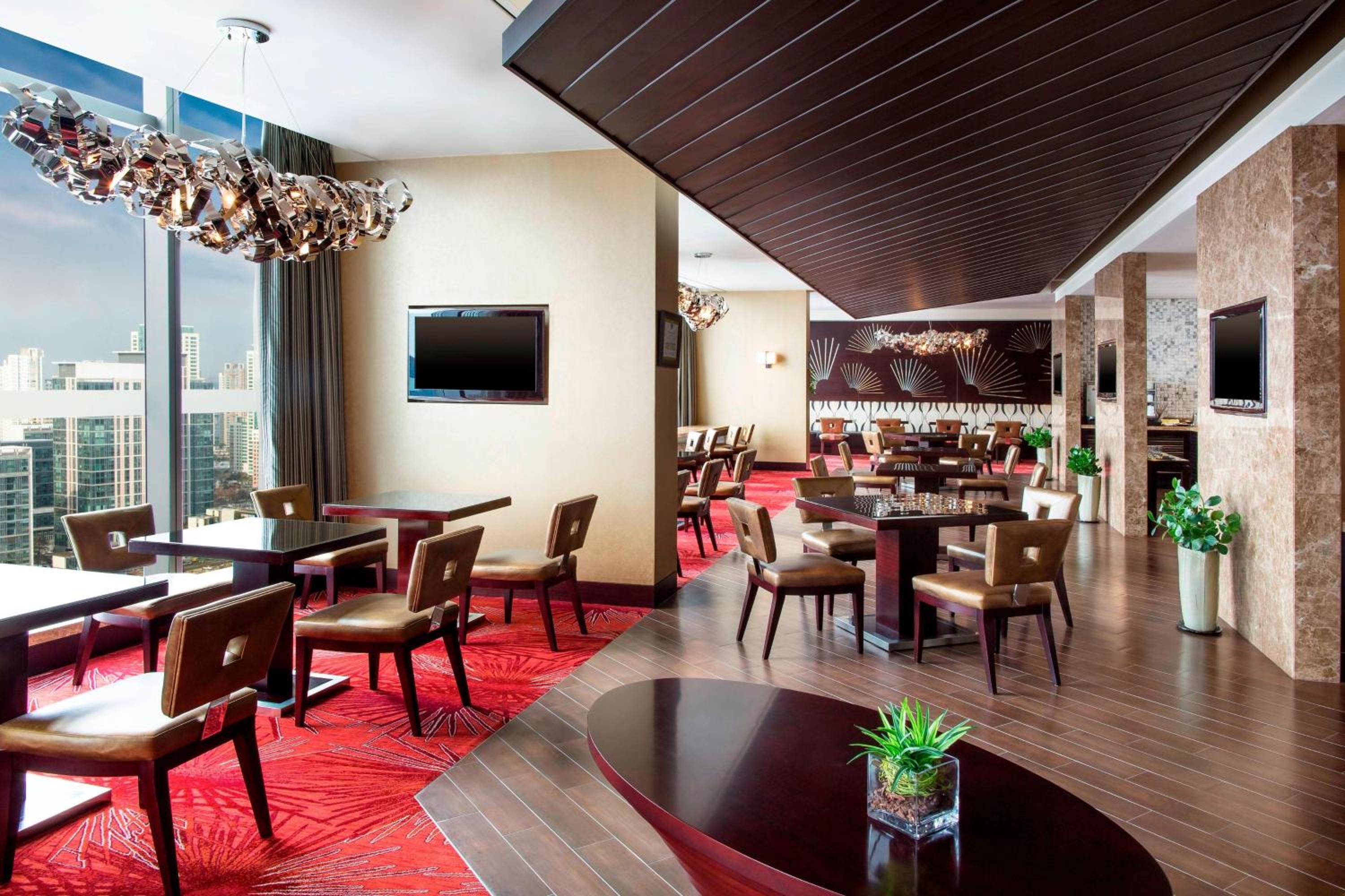 Club lounge access, Guest room, 1 King, City view - Photo 2