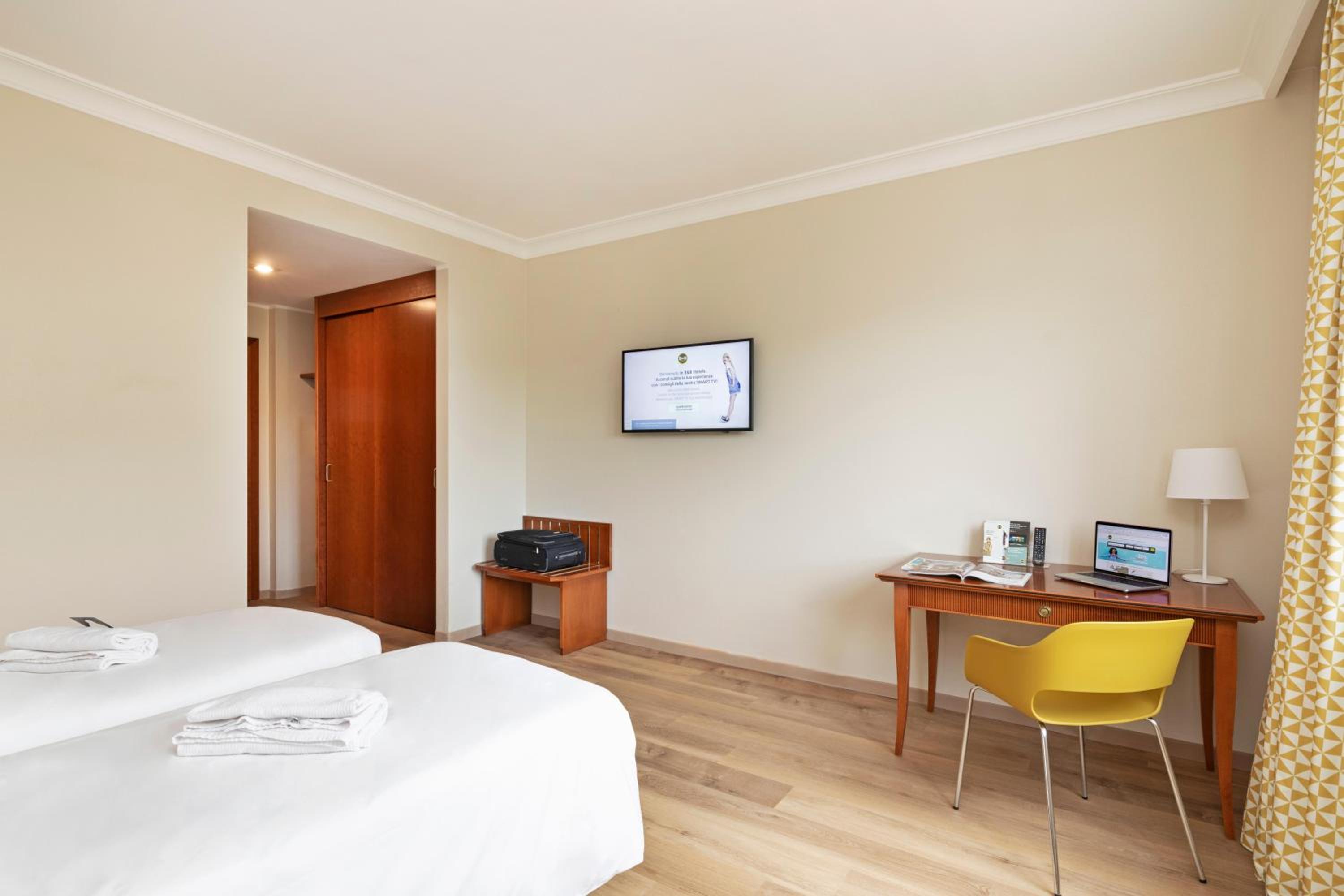 Twin Room - Photo 4