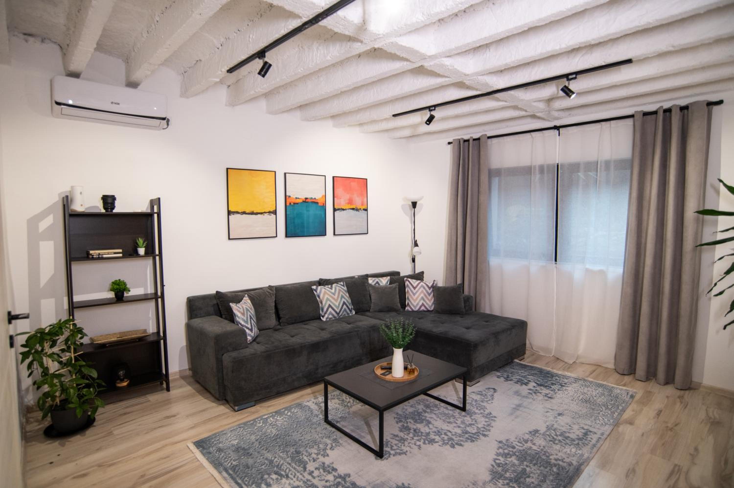 One-Bedroom Apartment photo 1
