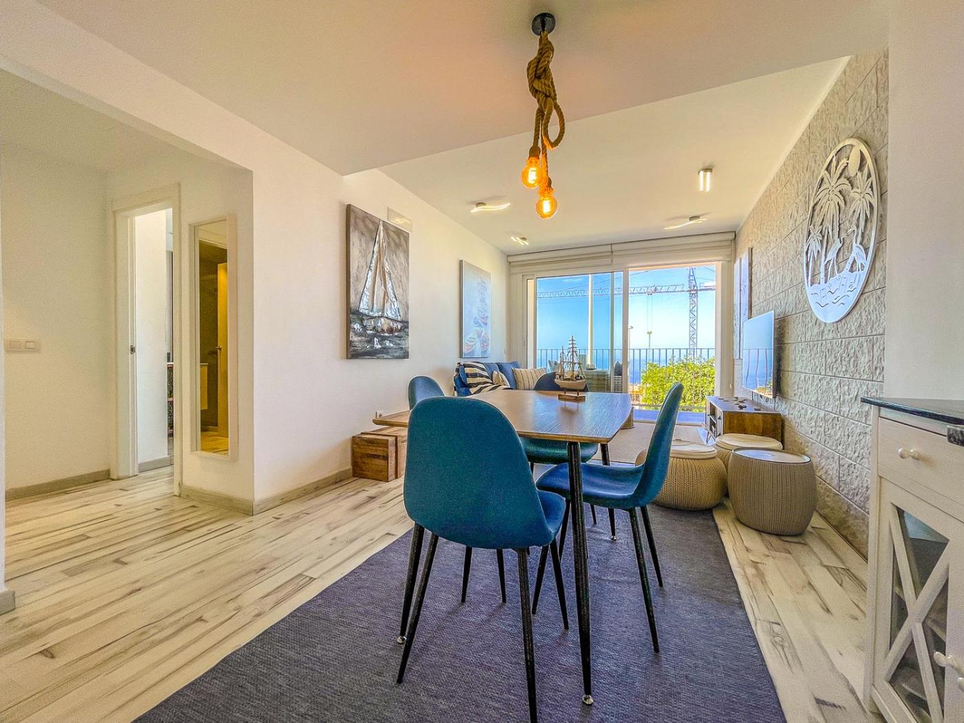 Two-Bedroom Apartment with Balcony and Sea View photo 2