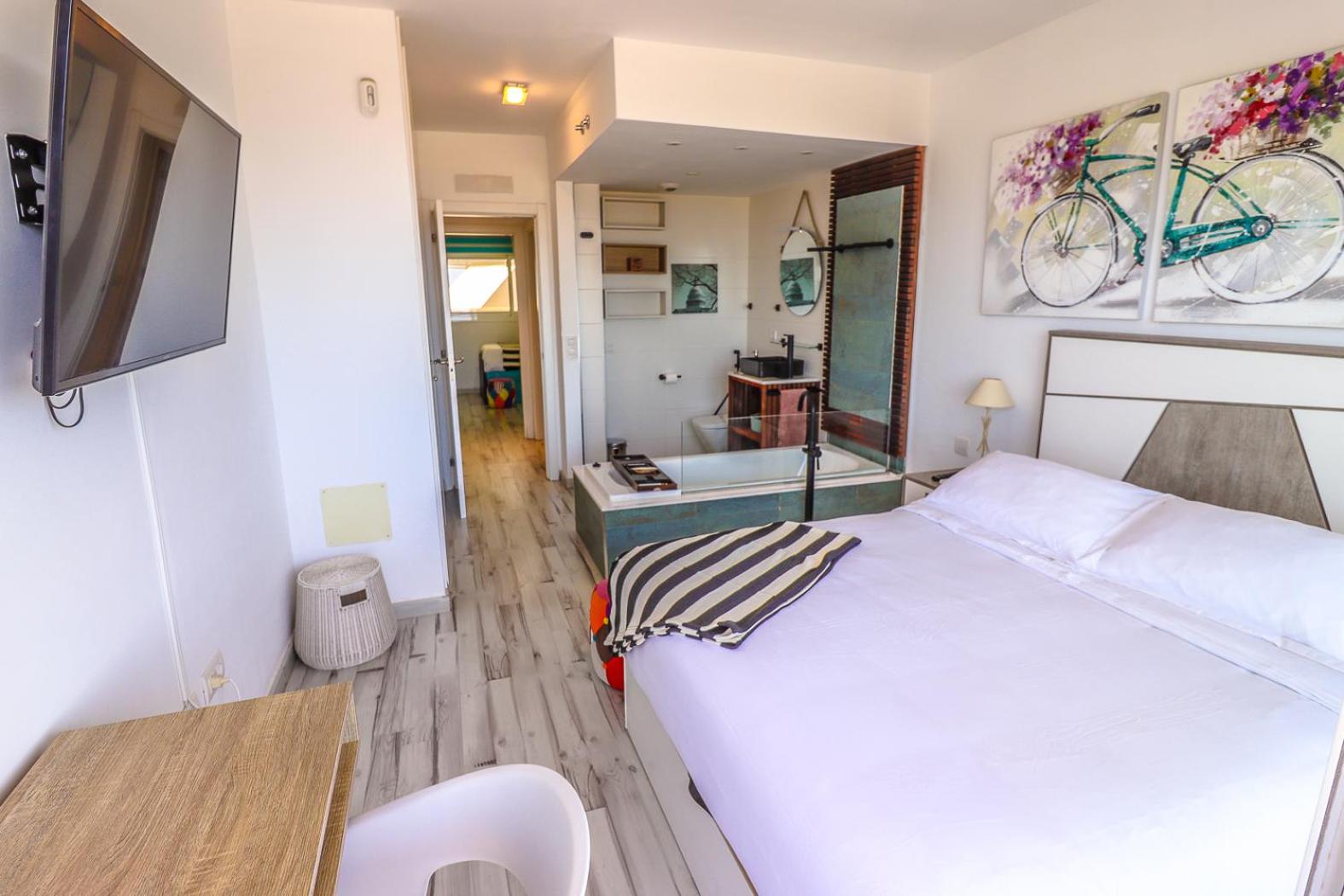Apartamento de dos habitaciones con balcón y vista al mar