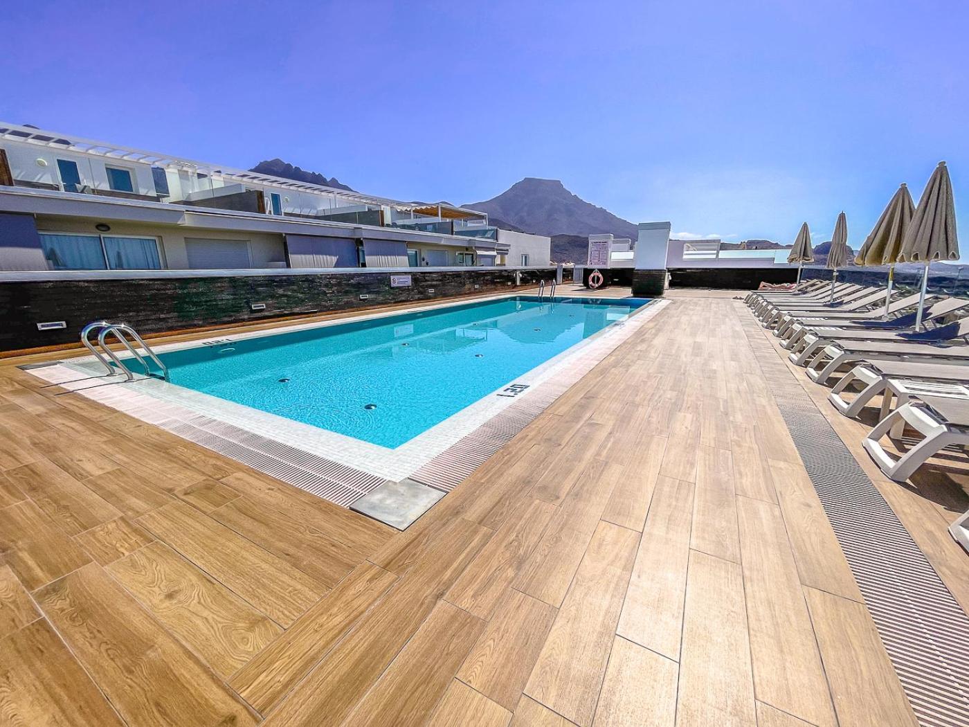Two-Bedroom Apartment with Balcony and Sea View photo 3