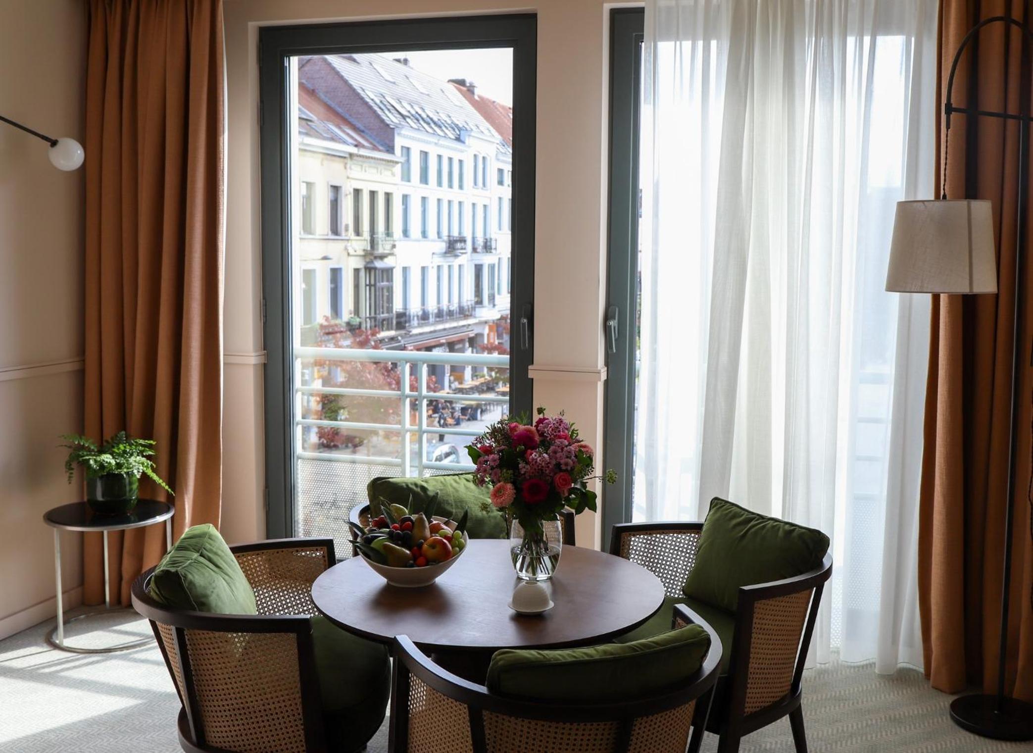 One-Bedroom Junior King Suite with Separate Living Area - Photo 3