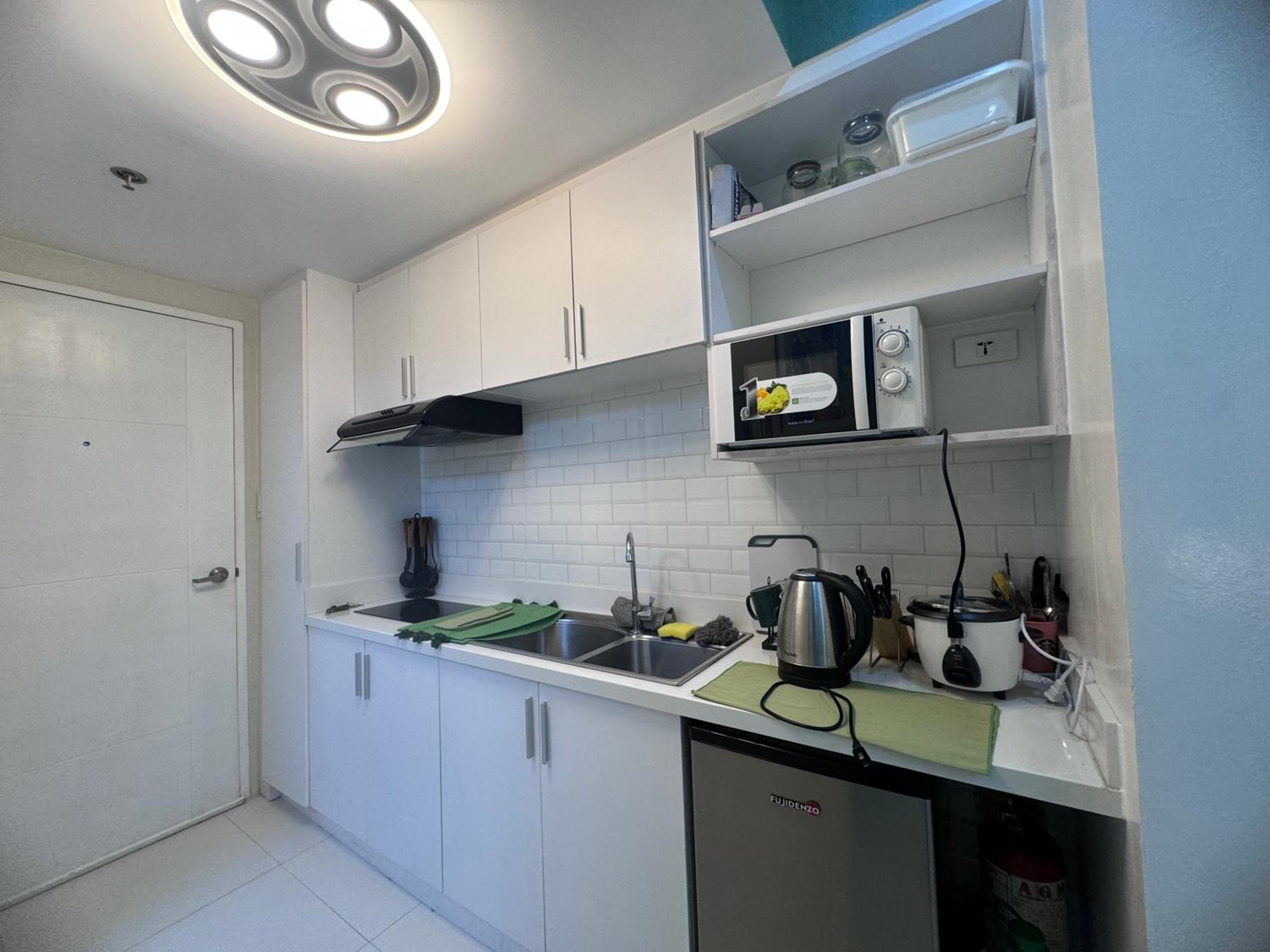 Studio with Balcony - Photo 8