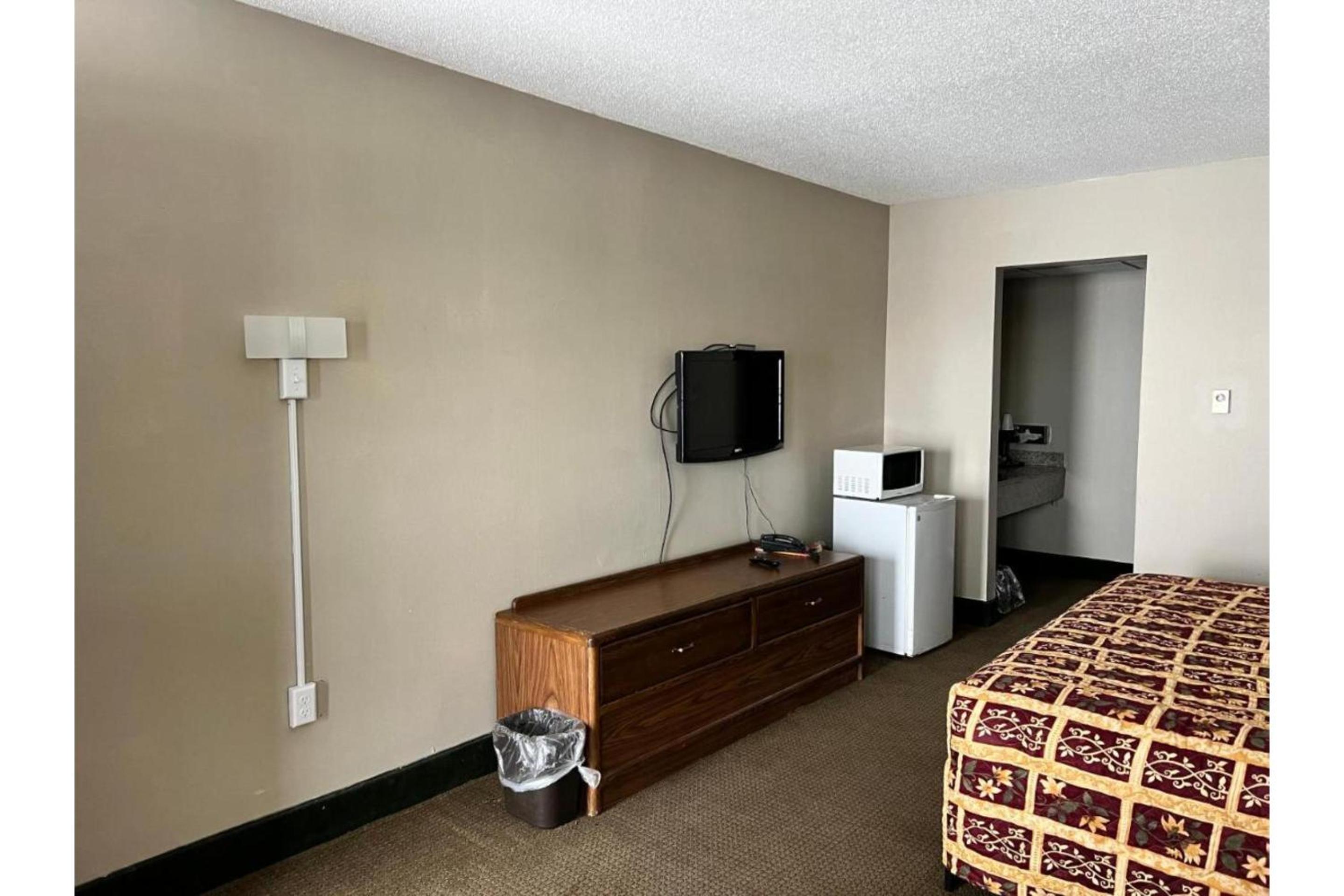 King Room - Non-Smoking - Photo 6