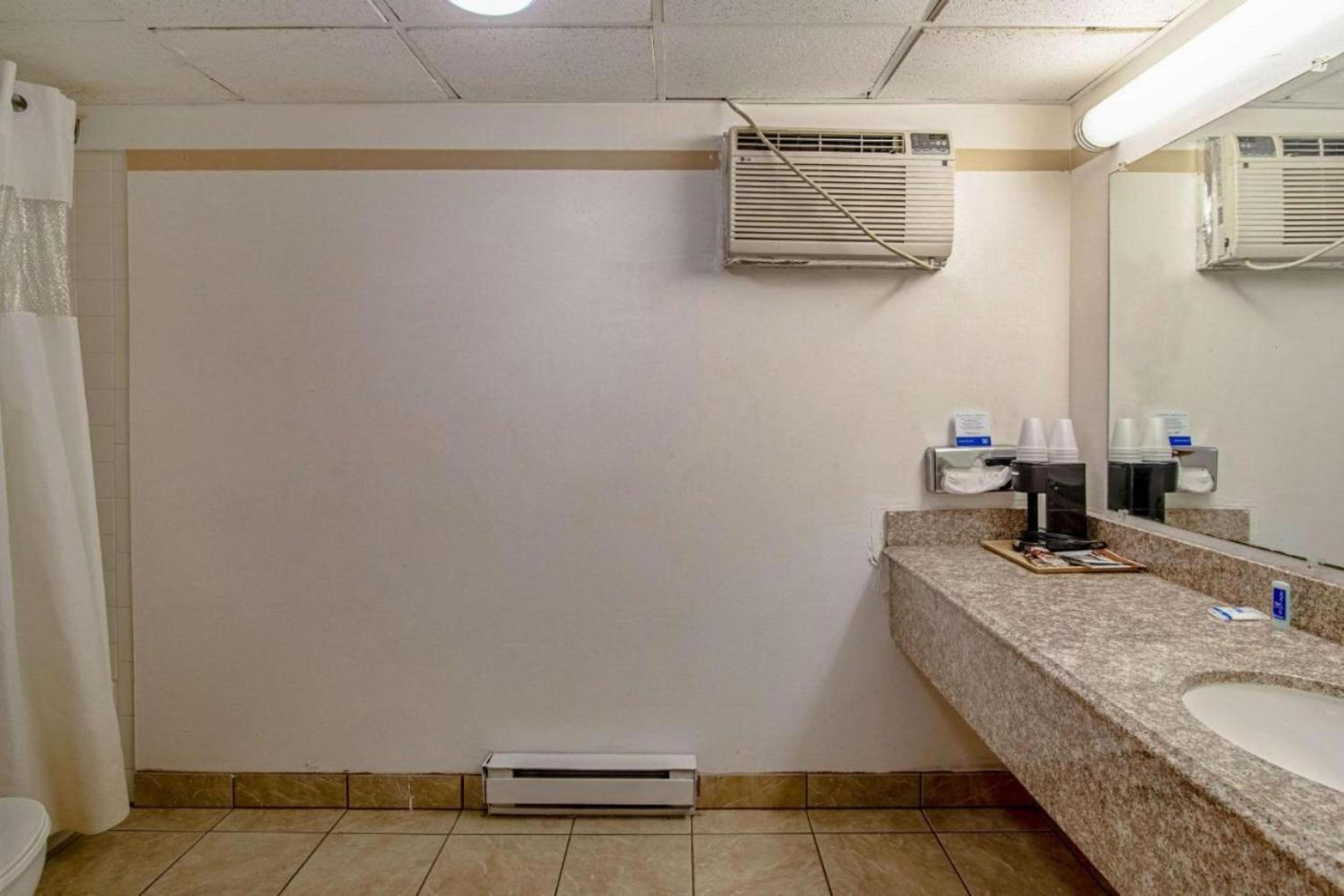 King Room - Non-Smoking - Photo 7