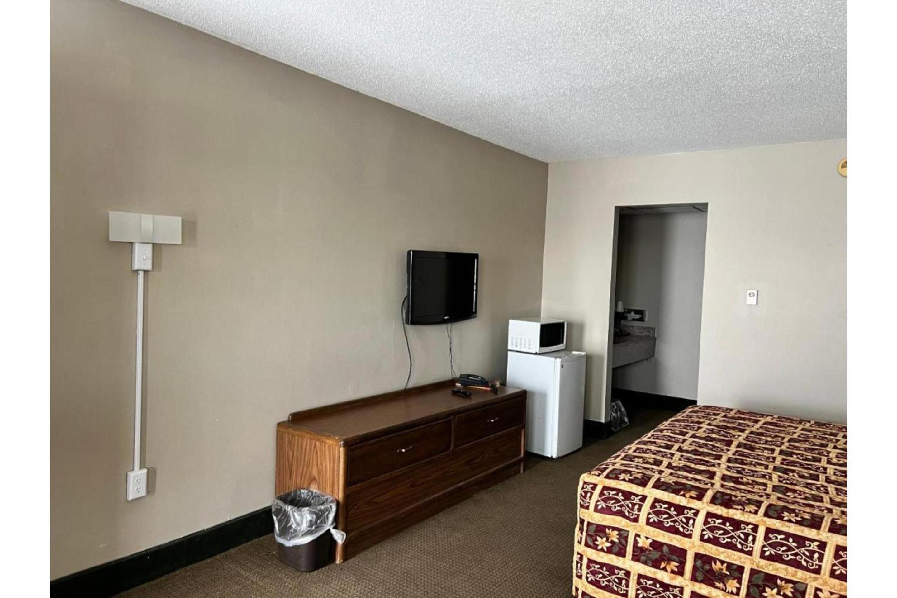 King Room - Non-Smoking - Photo 8