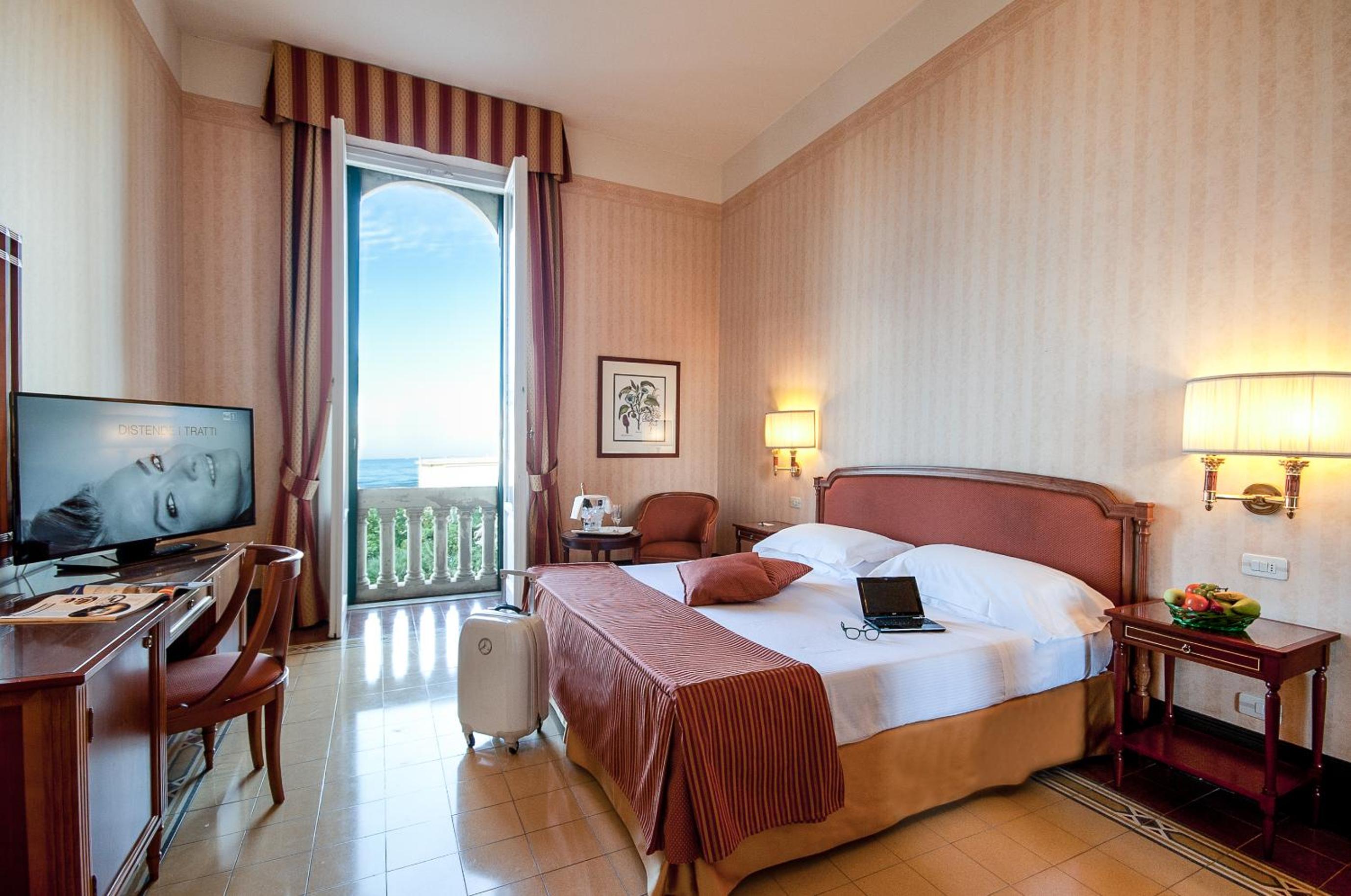 Double Room with Sea View - Photo 1