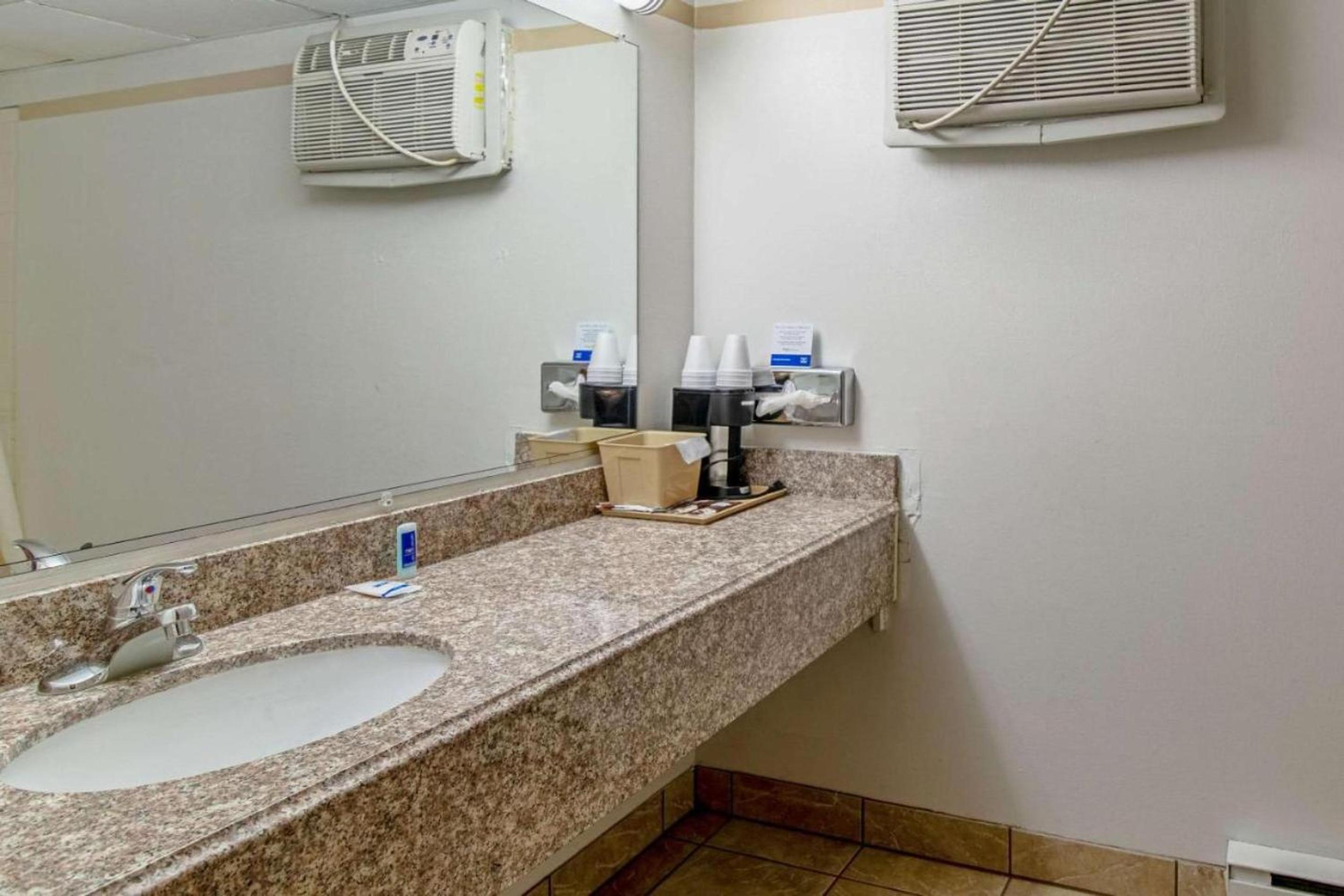 King Room - Non-Smoking - Photo 2