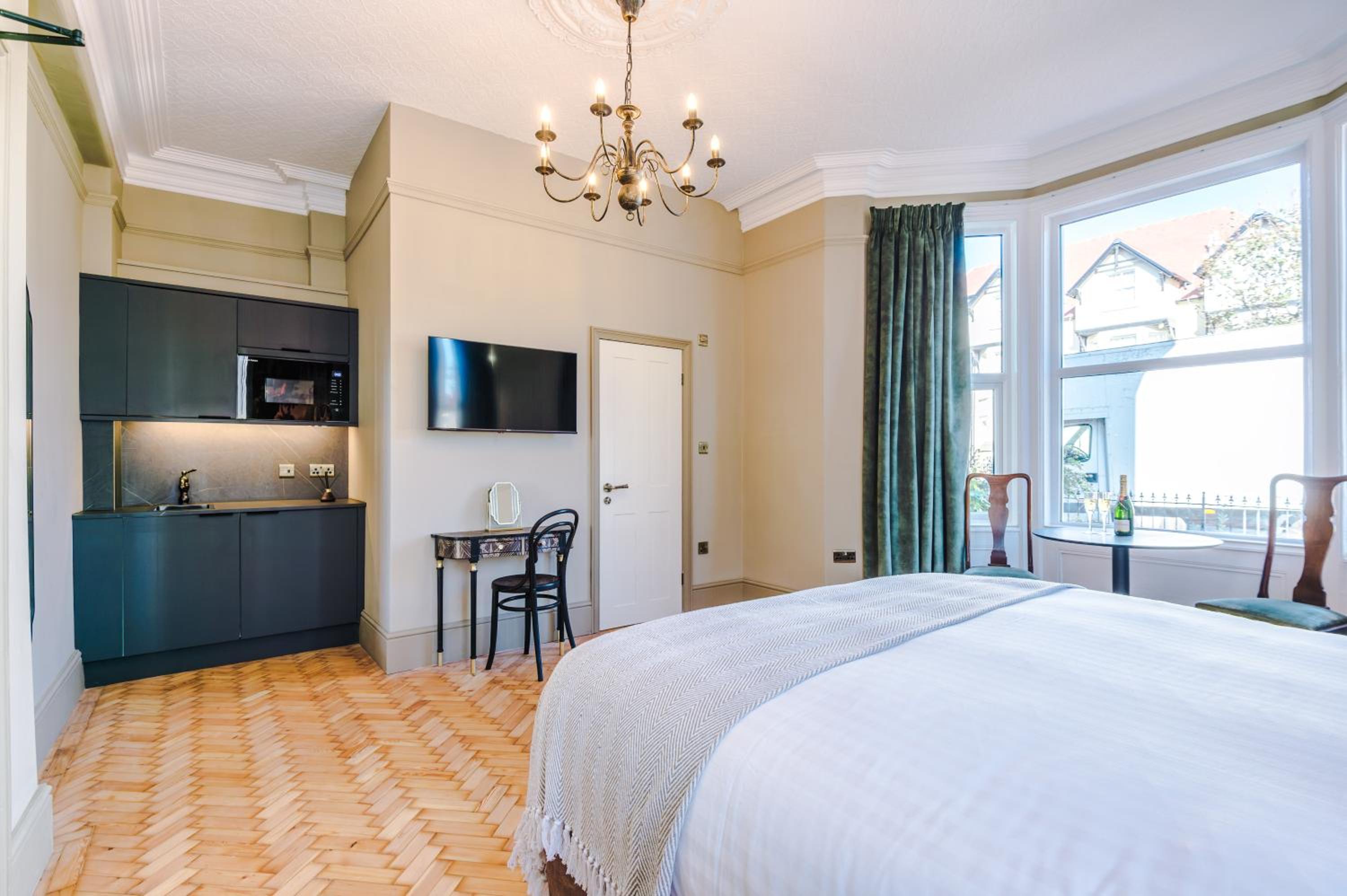Deluxe King Suite photo 3