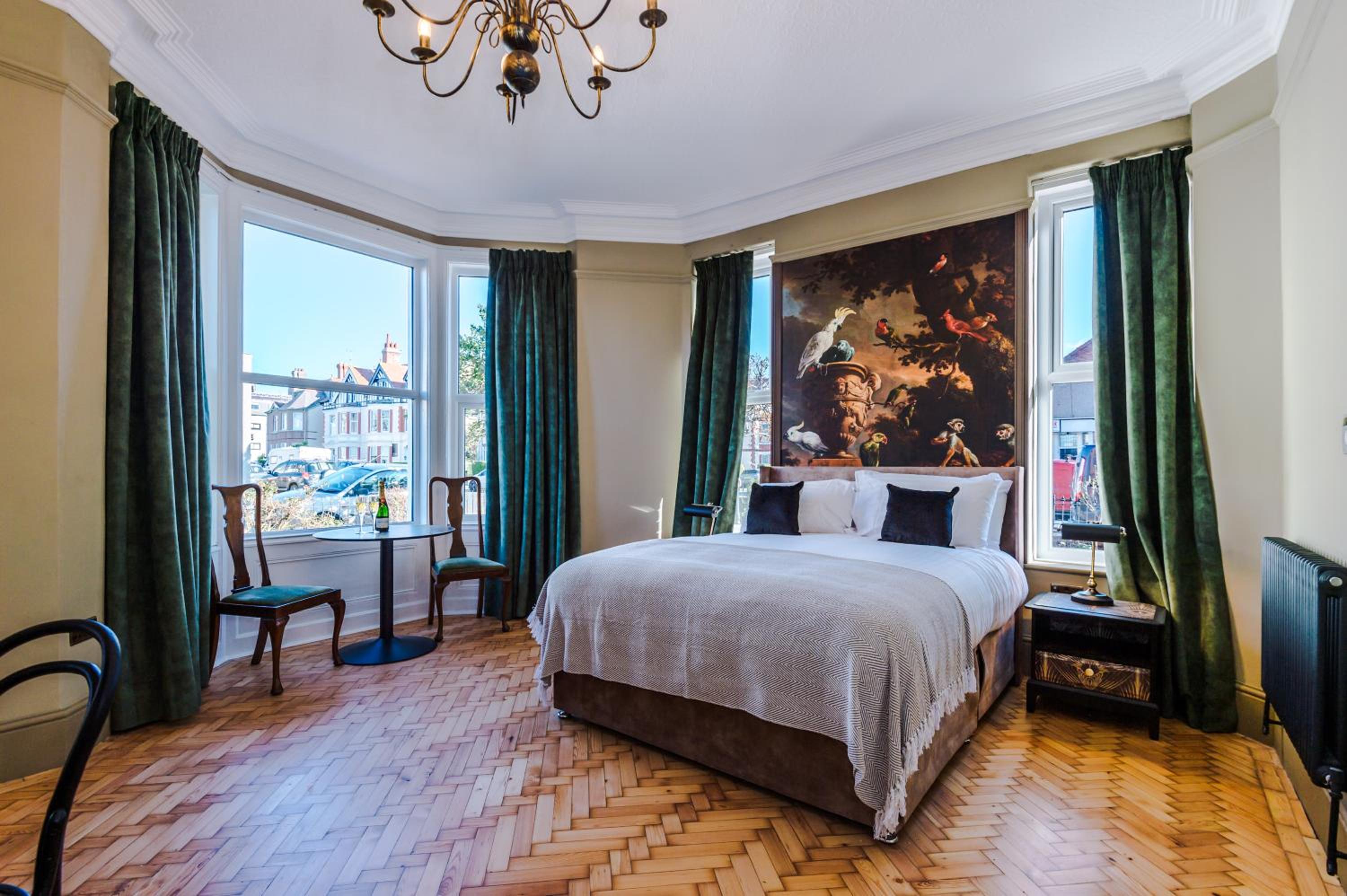 Deluxe King Suite photo 1