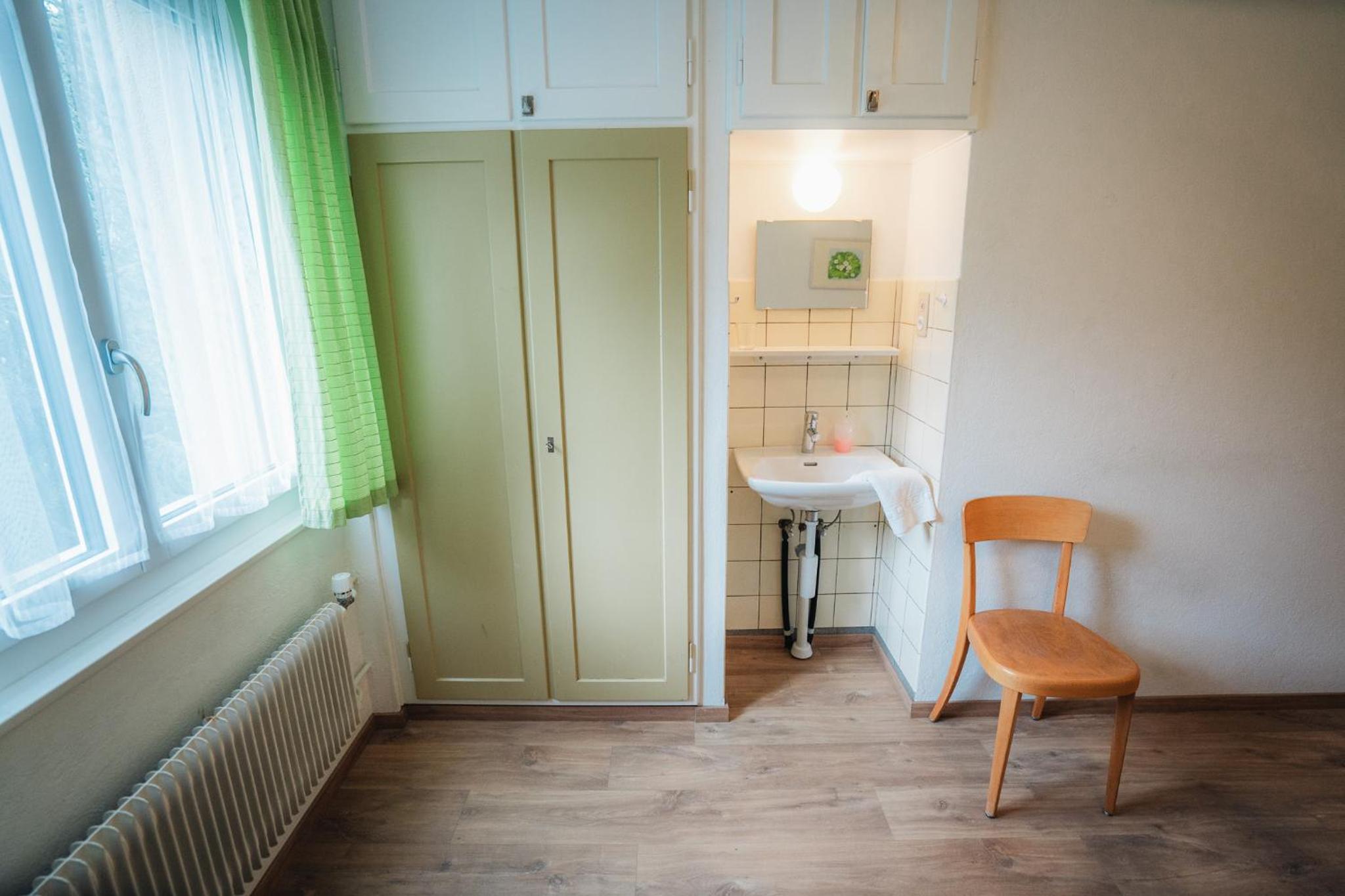 Single Room Economy with Shared Bathroom photo 3