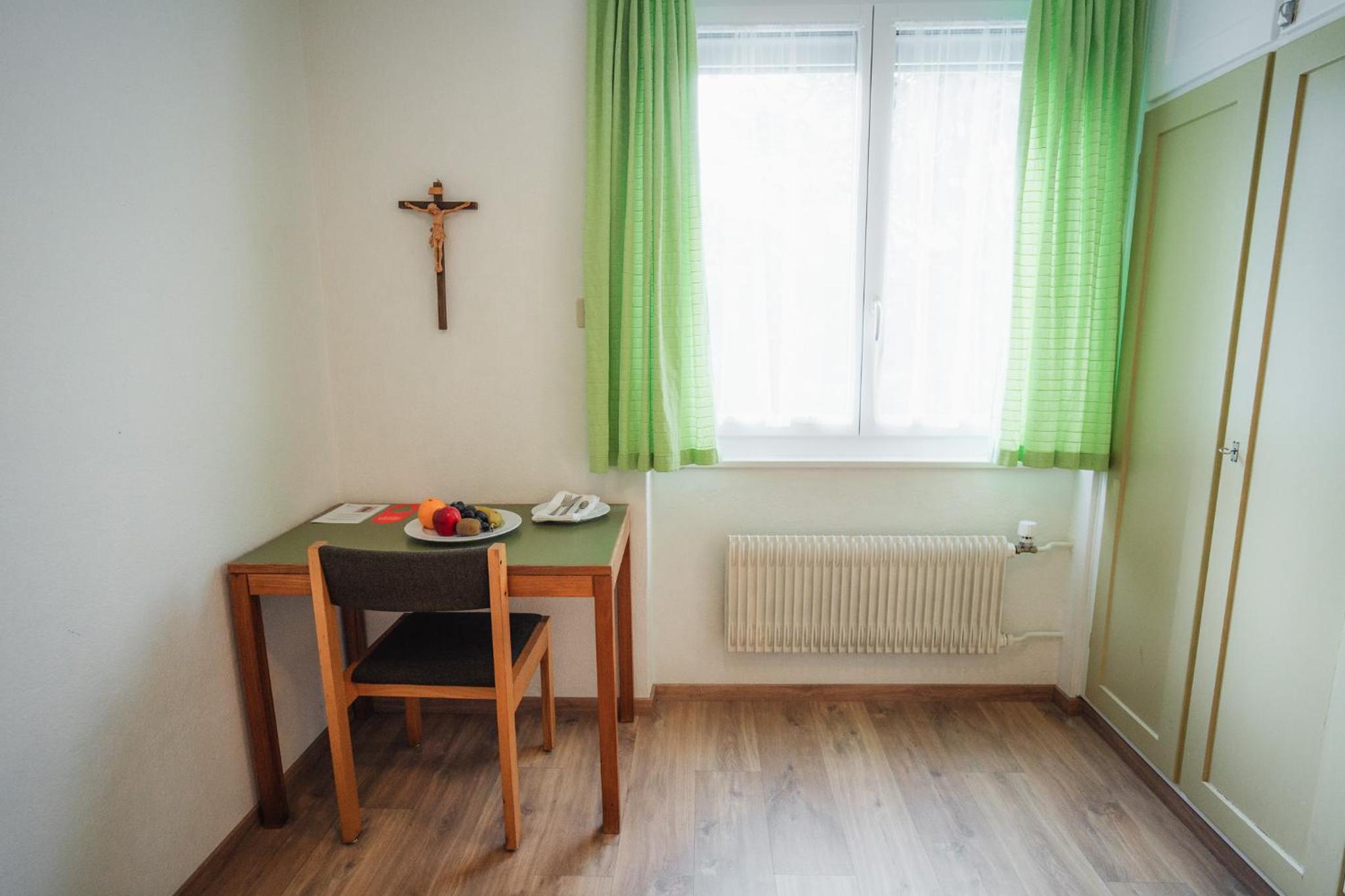 Single Room Economy with Shared Bathroom photo 2