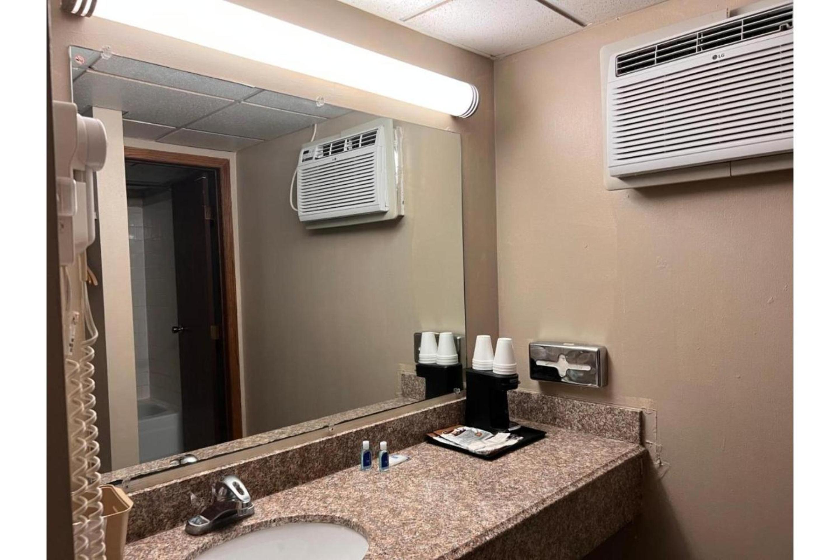 King Room - Non-Smoking - Photo 4