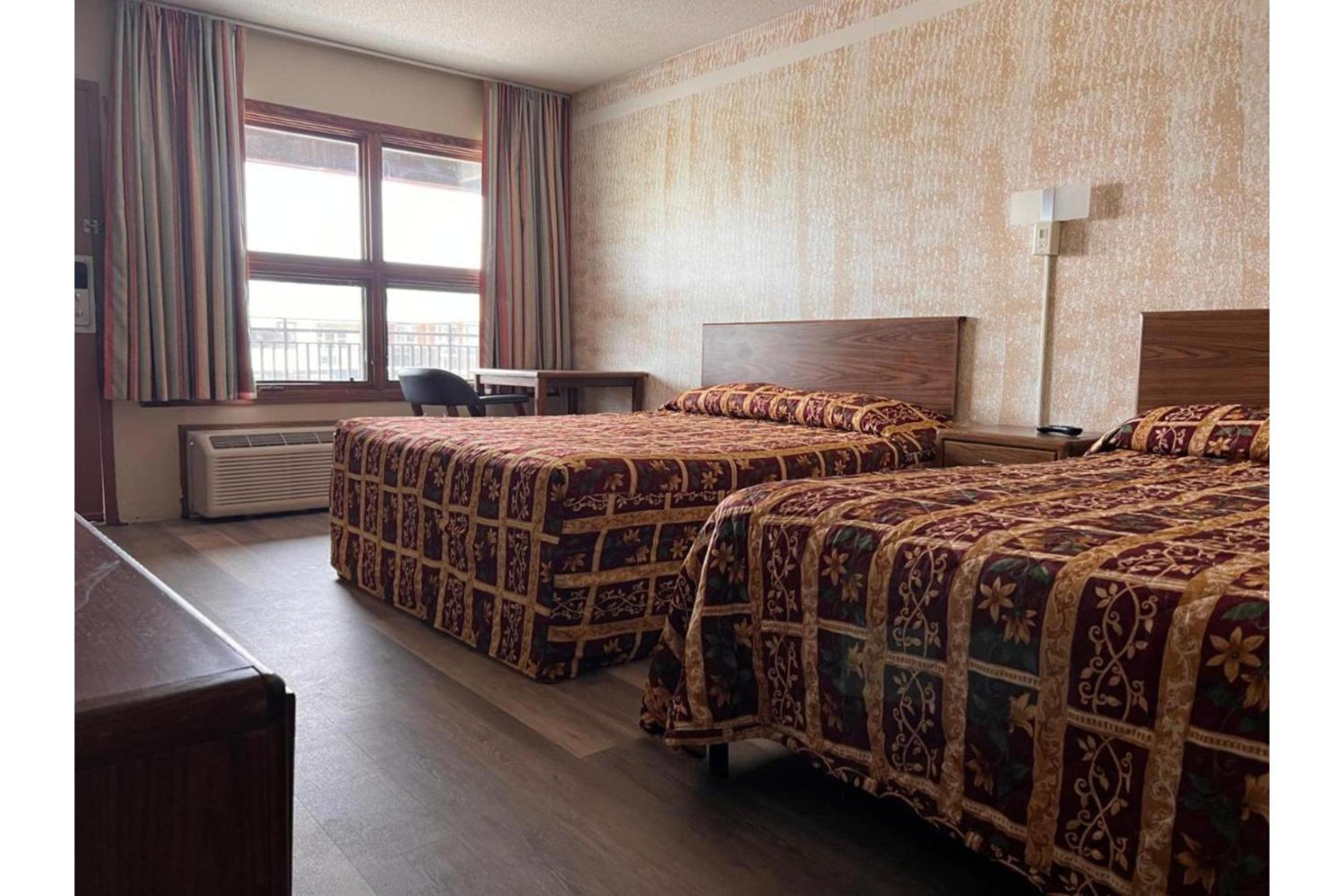 2 Queen Beds Non-Smoking - Photo 9