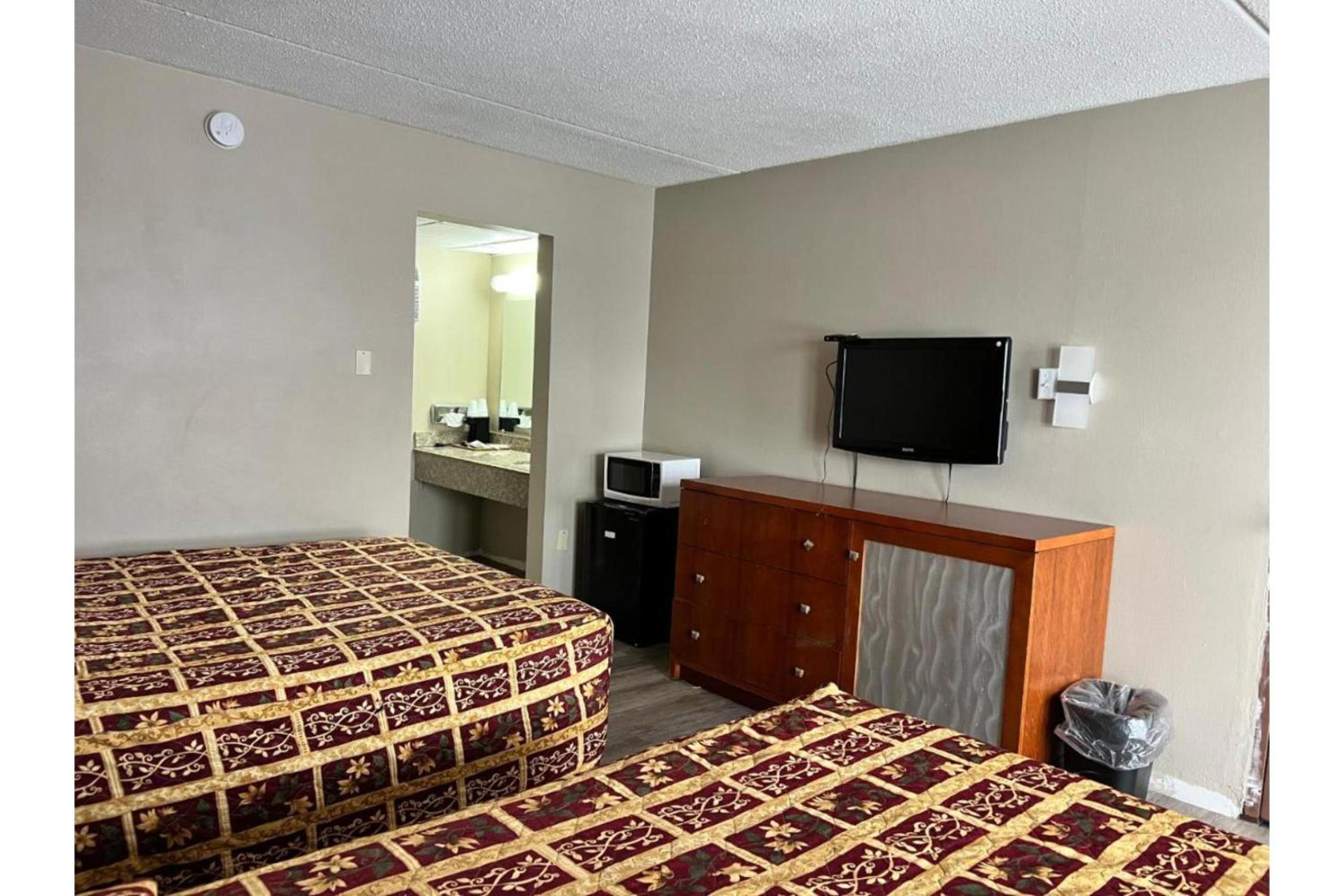2 Queen Beds Non-Smoking - Photo 2