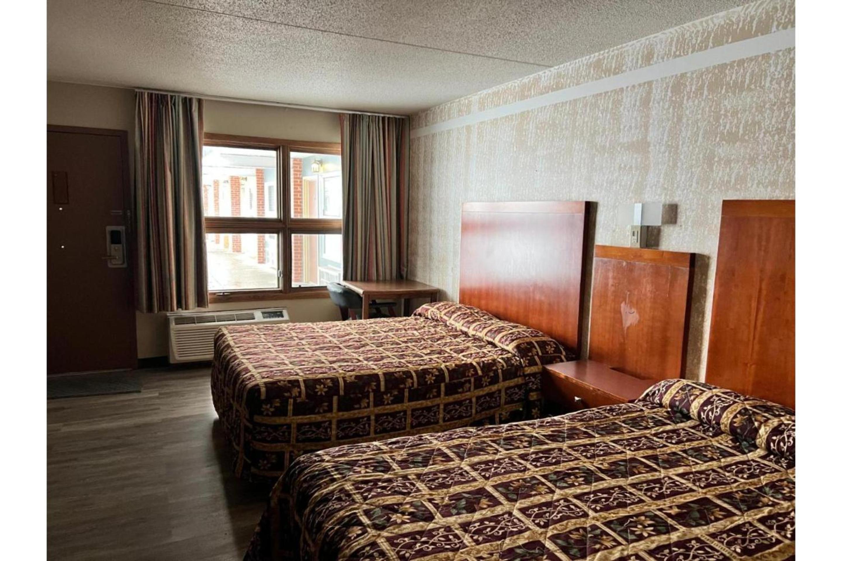 2 Queen Beds Non-Smoking - Photo 8