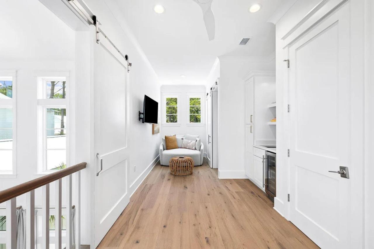 Five-Bedroom House photo 3