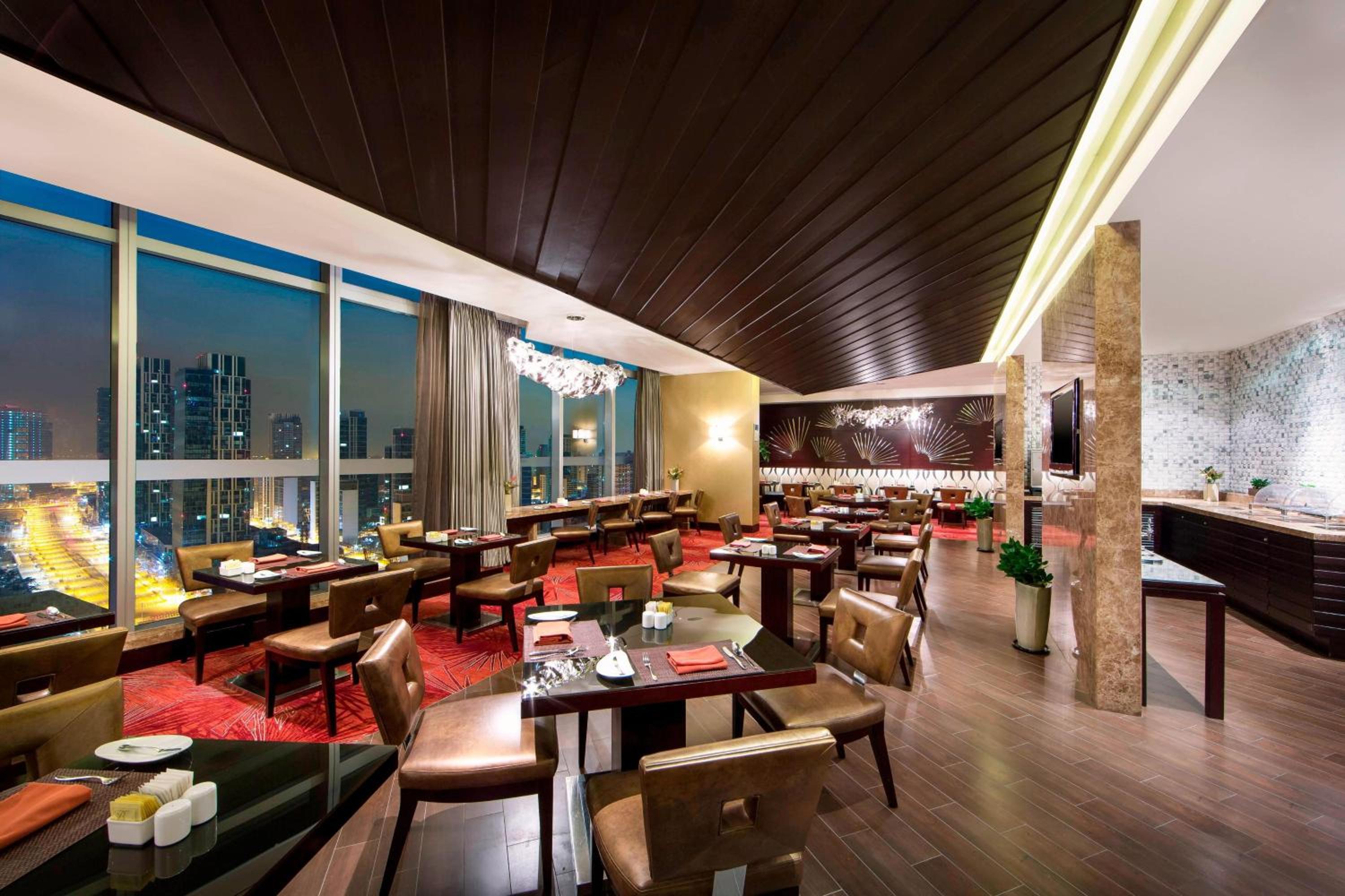 Club lounge access, Guest room, 1 King, City view - Photo 5