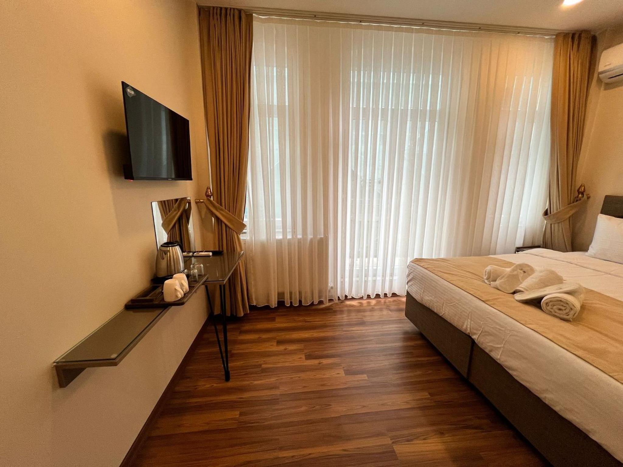 Deluxe Double Room with Balcony photo 3