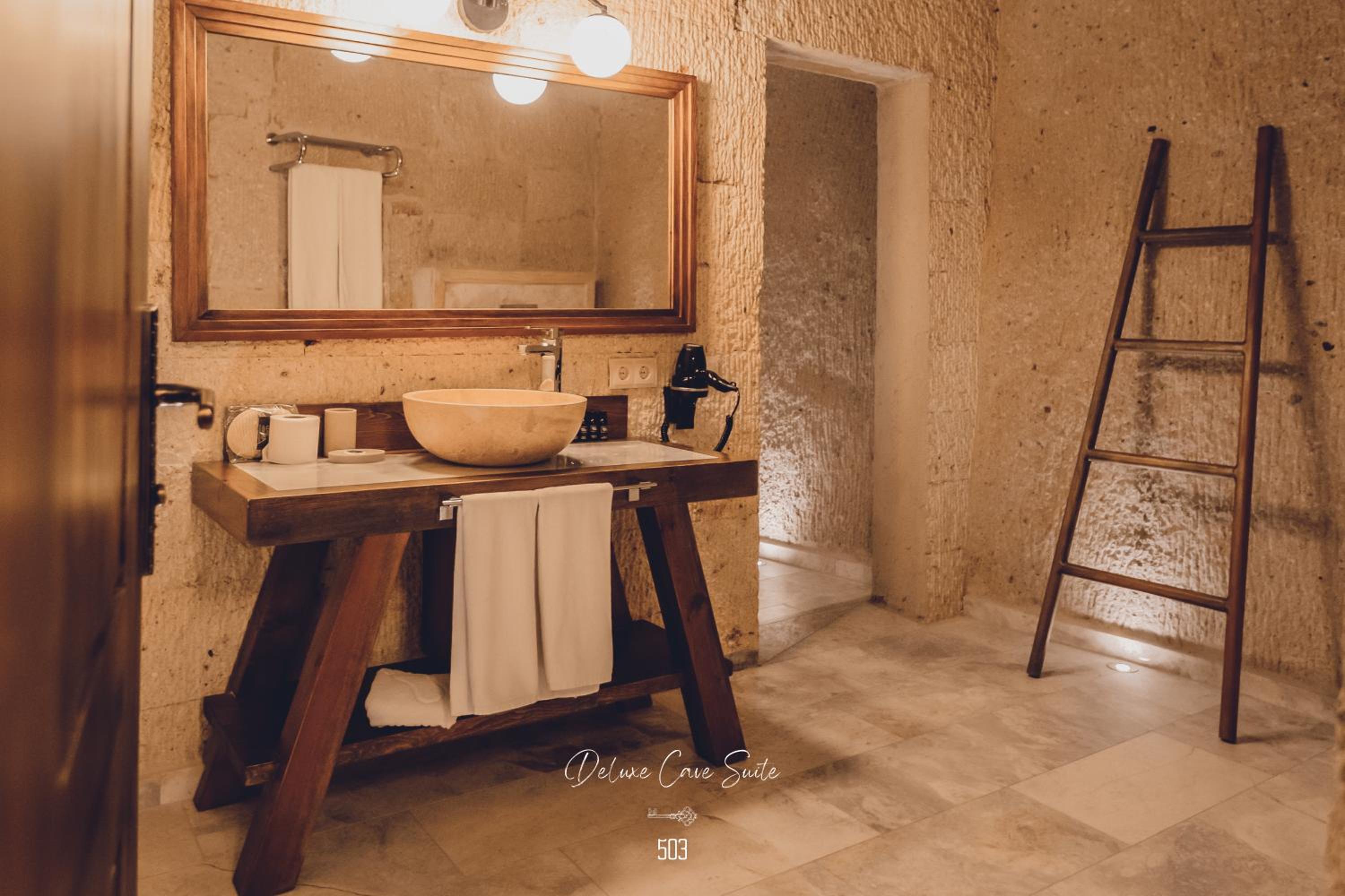 Deluxe Cave Suite With Fireplace - Photo 5