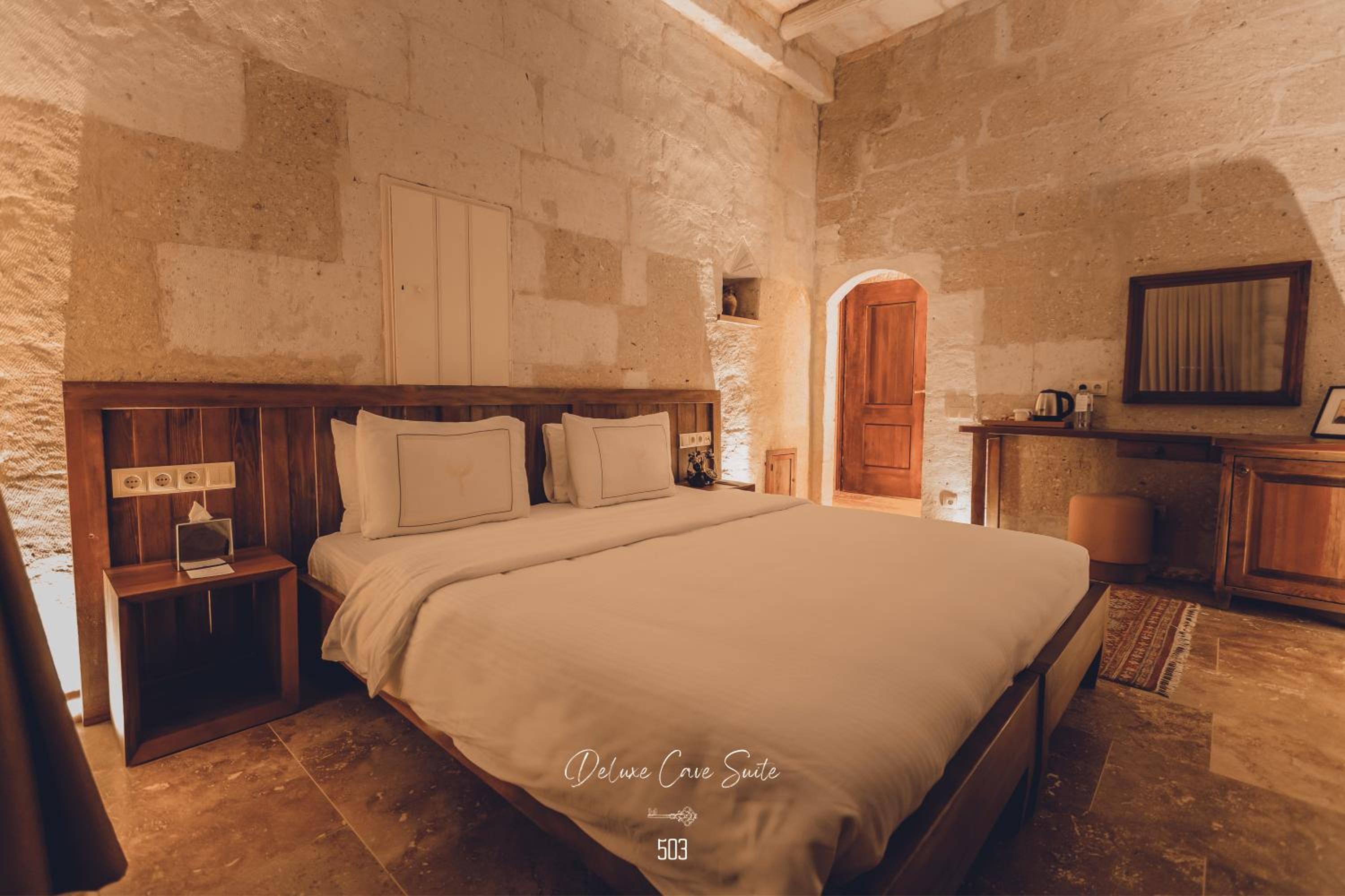 Deluxe Cave Suite With Fireplace - Photo 4