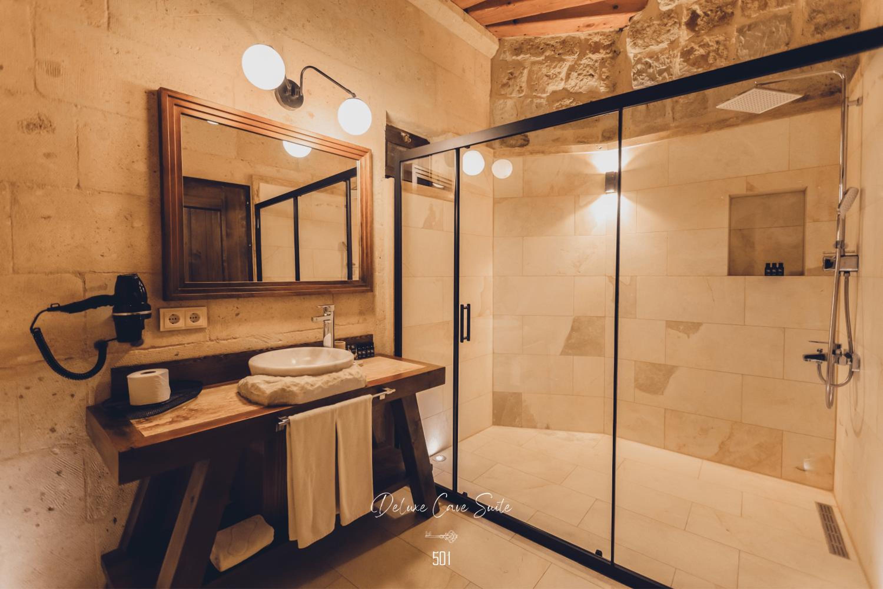 Deluxe Cave Suite With Fireplace - Photo 3
