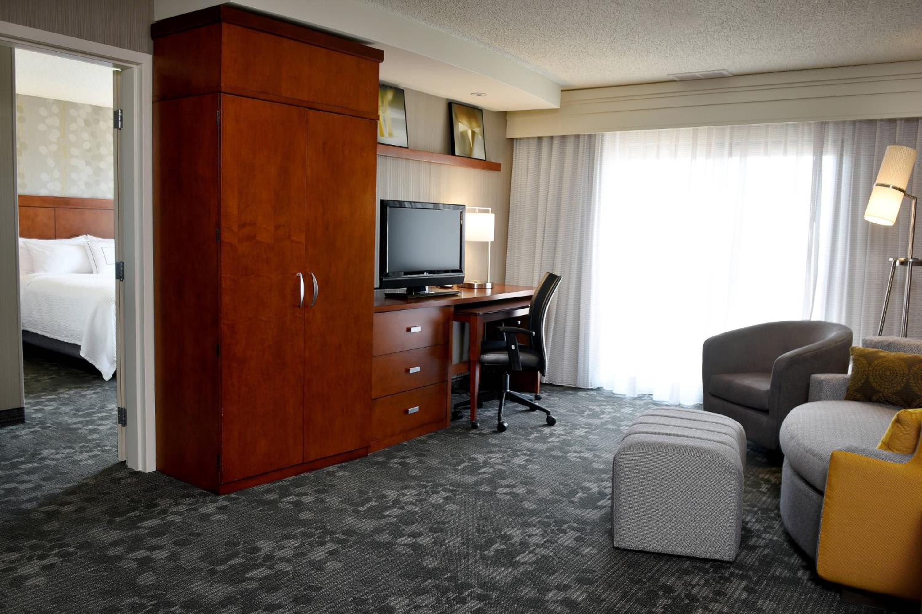 1 Bedroom 2 room Suite, 1 King, Sofa bed, Courtyard view