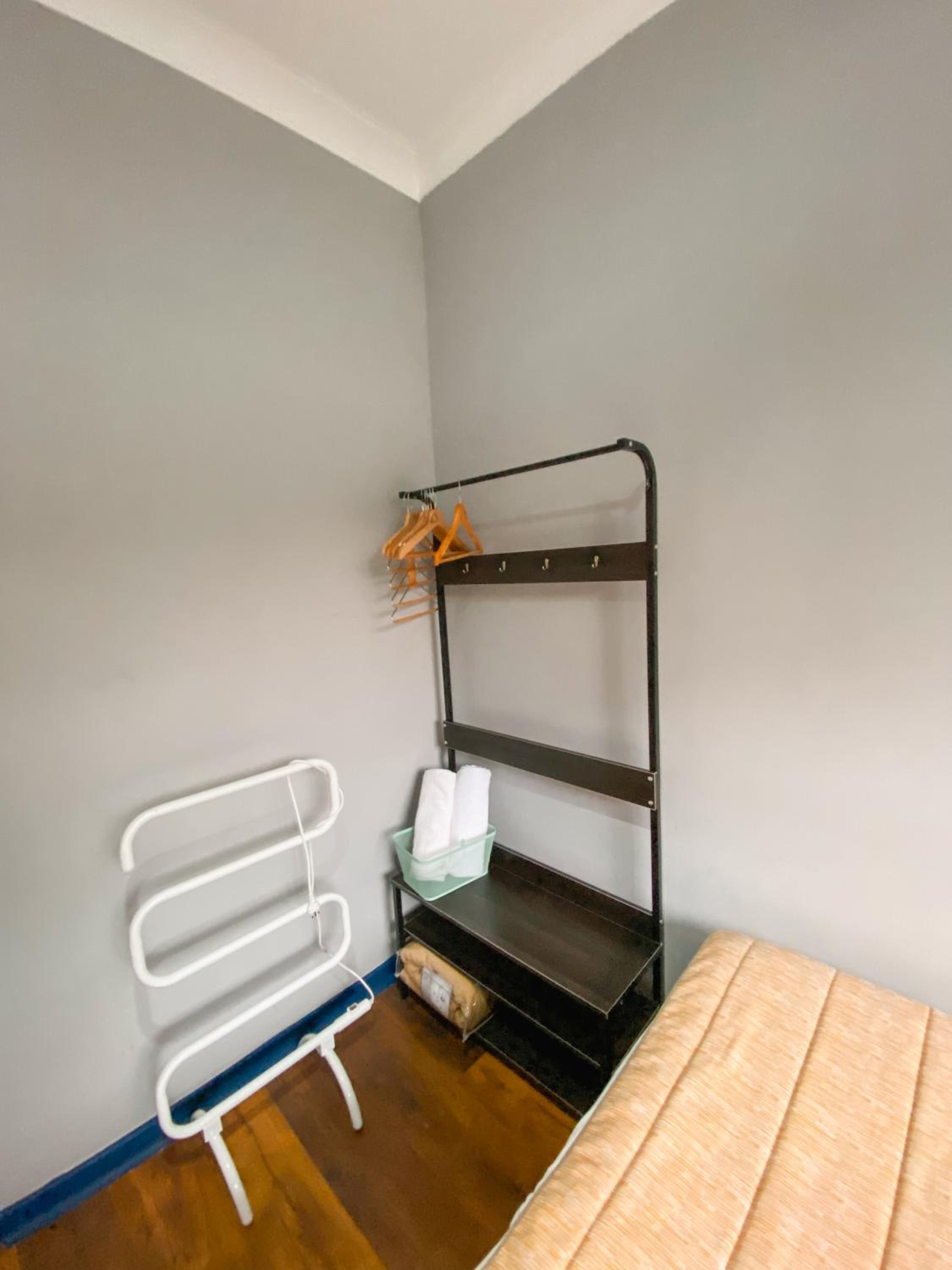 Double Or Twin Room With Shared Bathroom - Photo 2