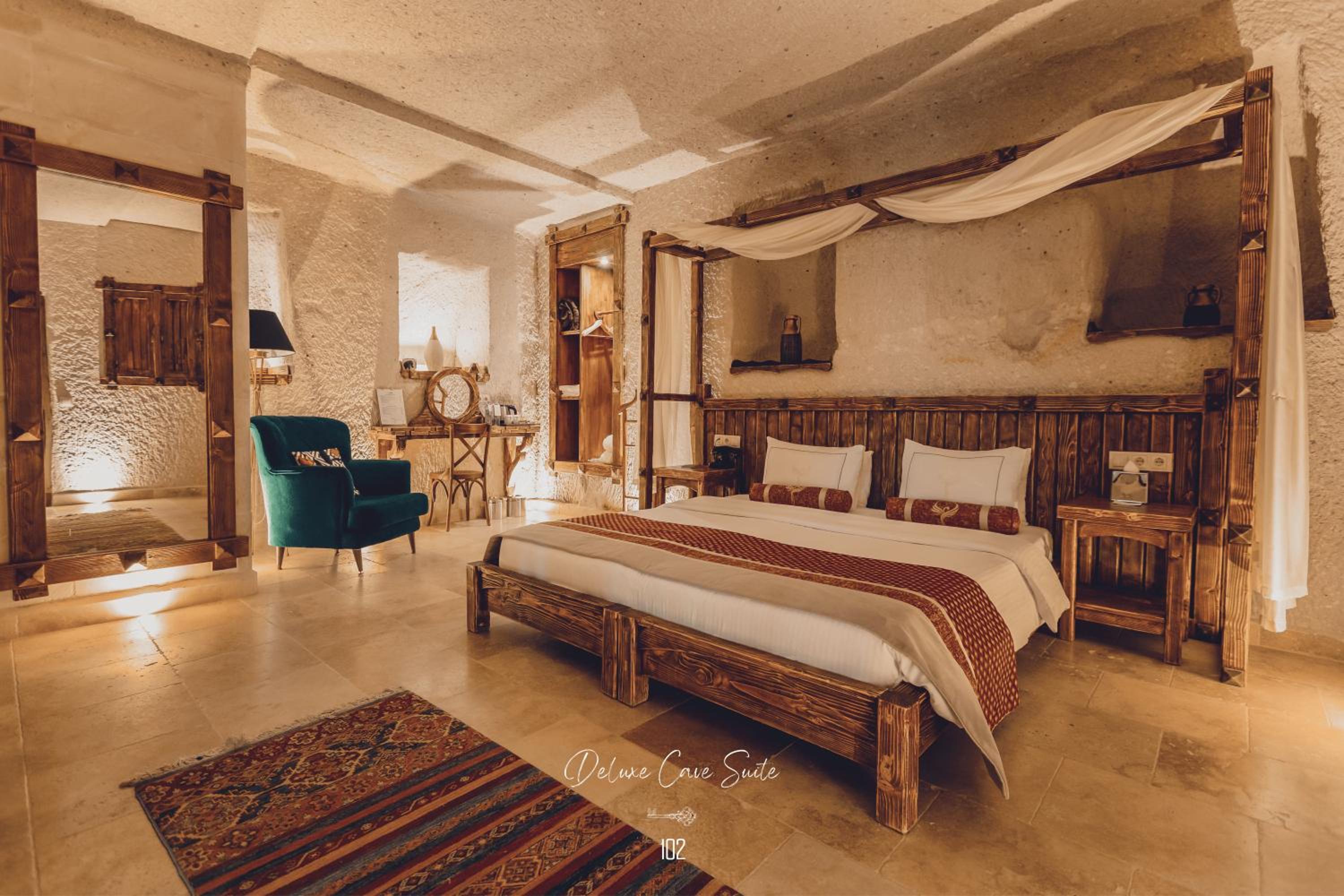 Deluxe Cave Suite with Jacuzzi - Photo 1