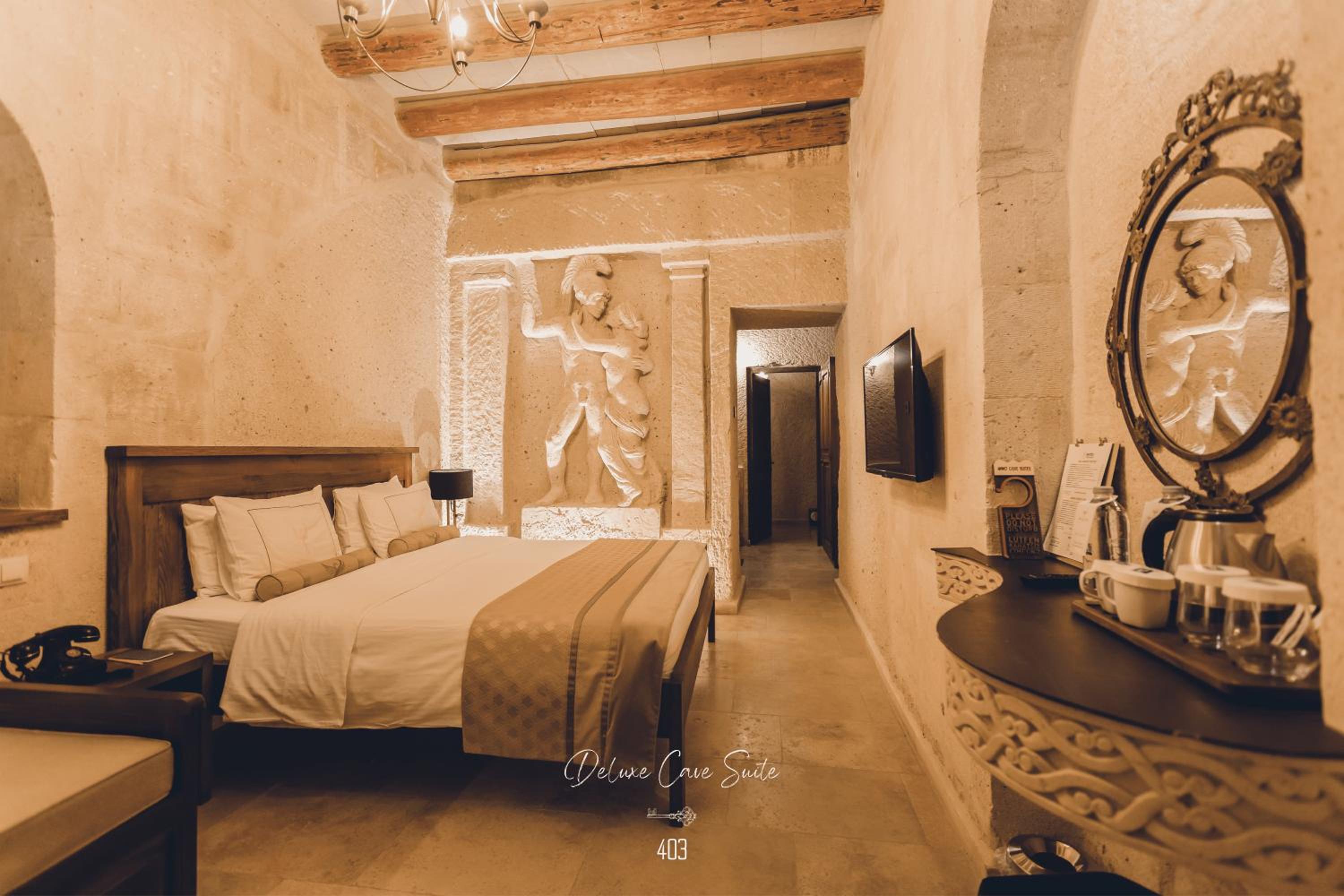 Deluxe Cave Suite with Jacuzzi - Photo 7